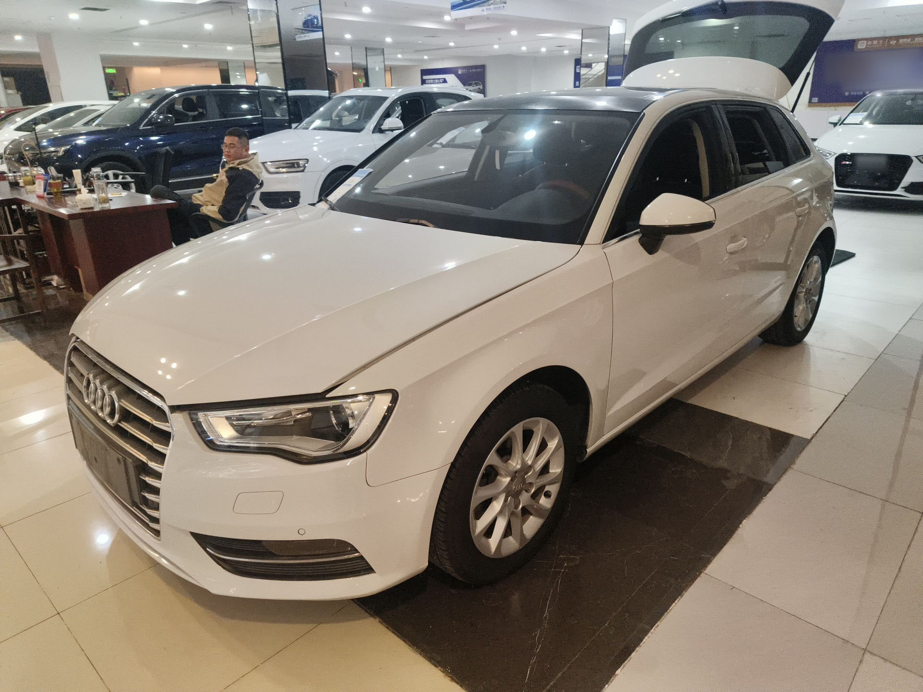 تحت مقدمة السيارة