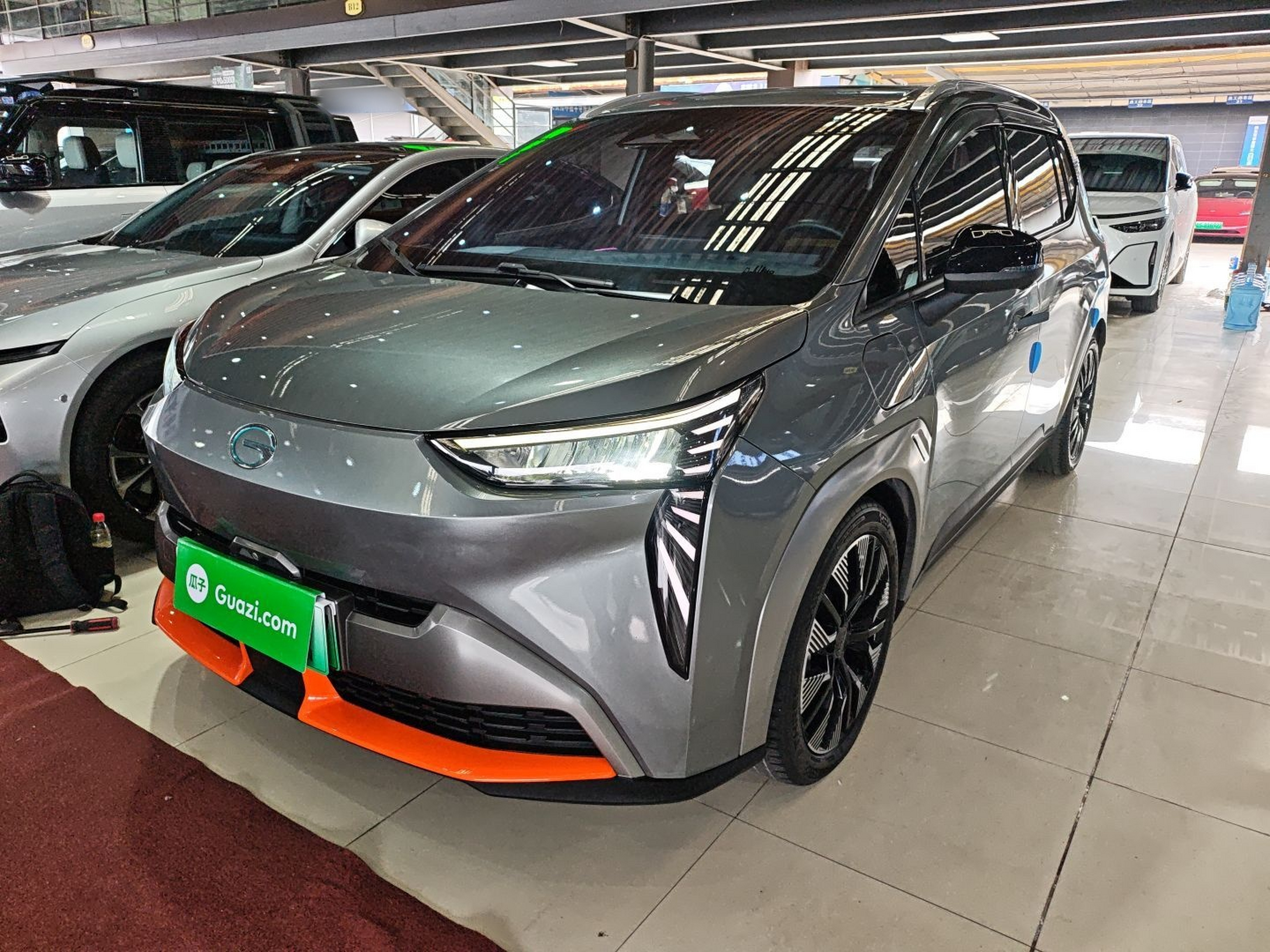 تحت مقدمة السيارة