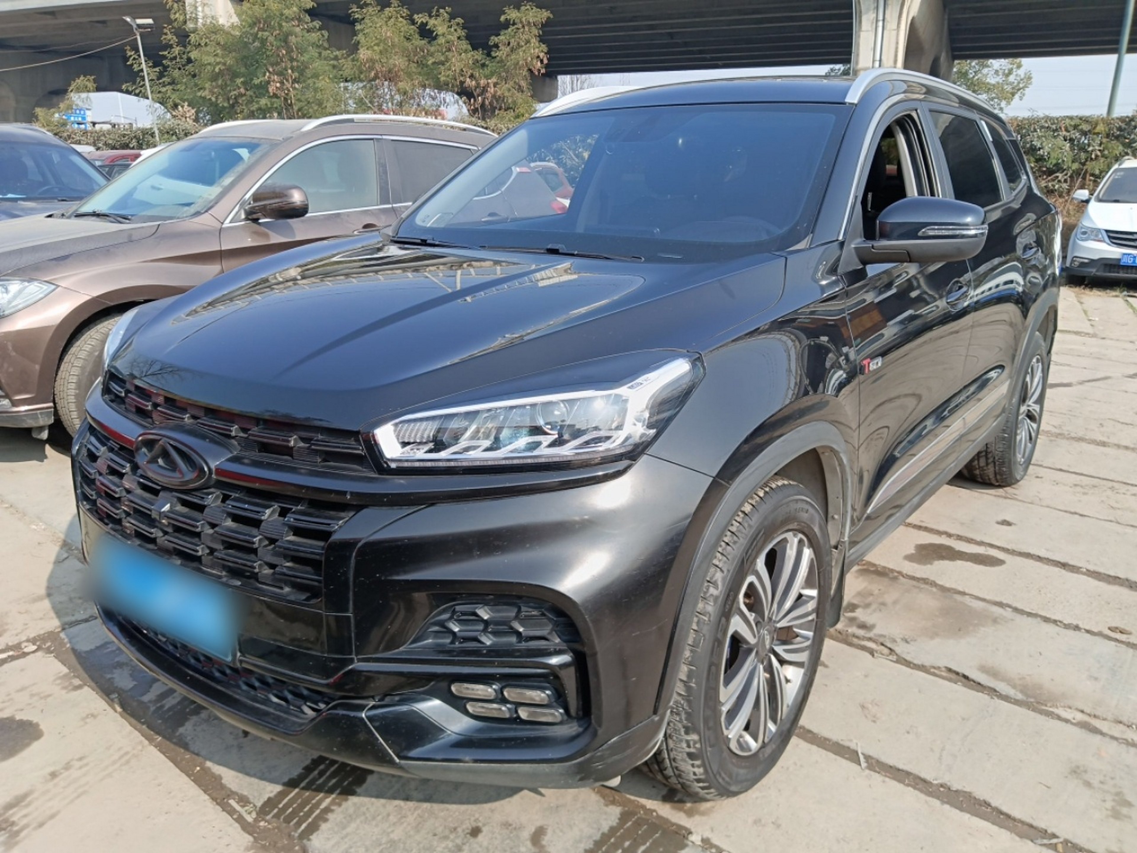 Под передней частью автомобиля