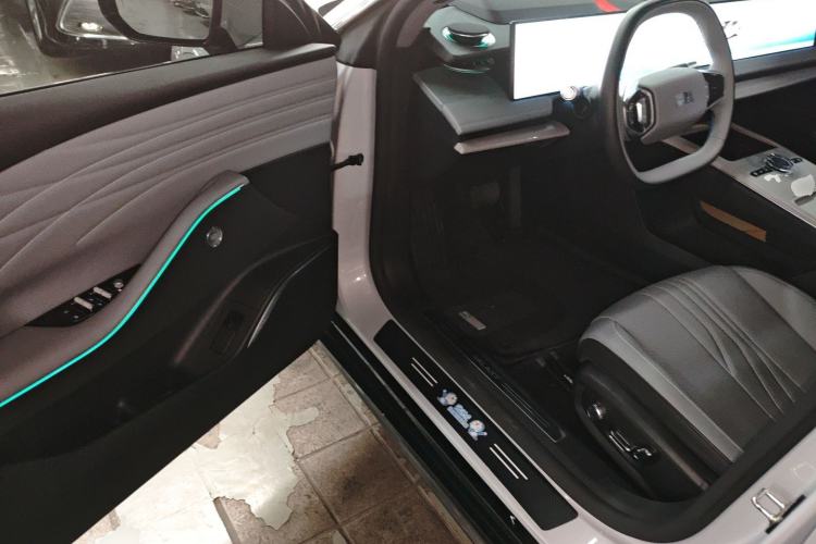 Used  E8 2024 550 km Range Rear-Drive MAX
