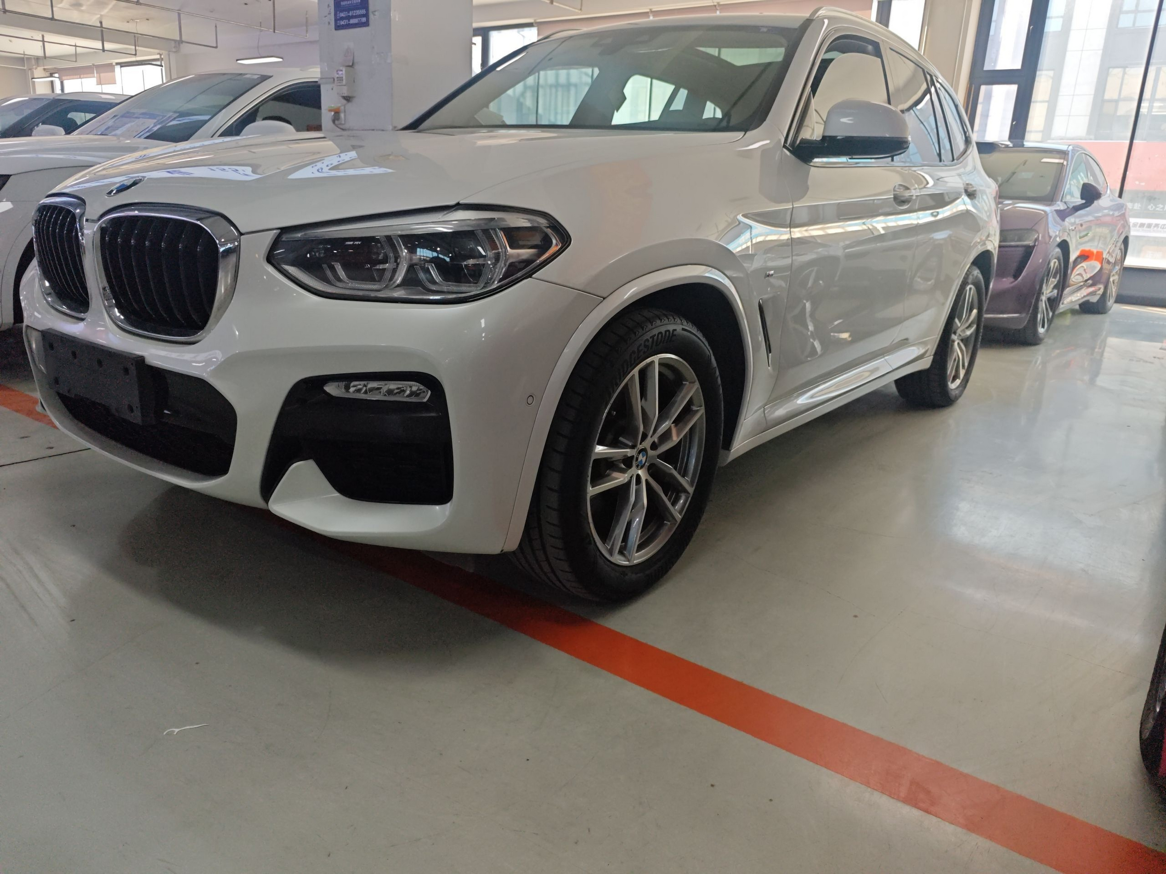 Под передней частью автомобиля