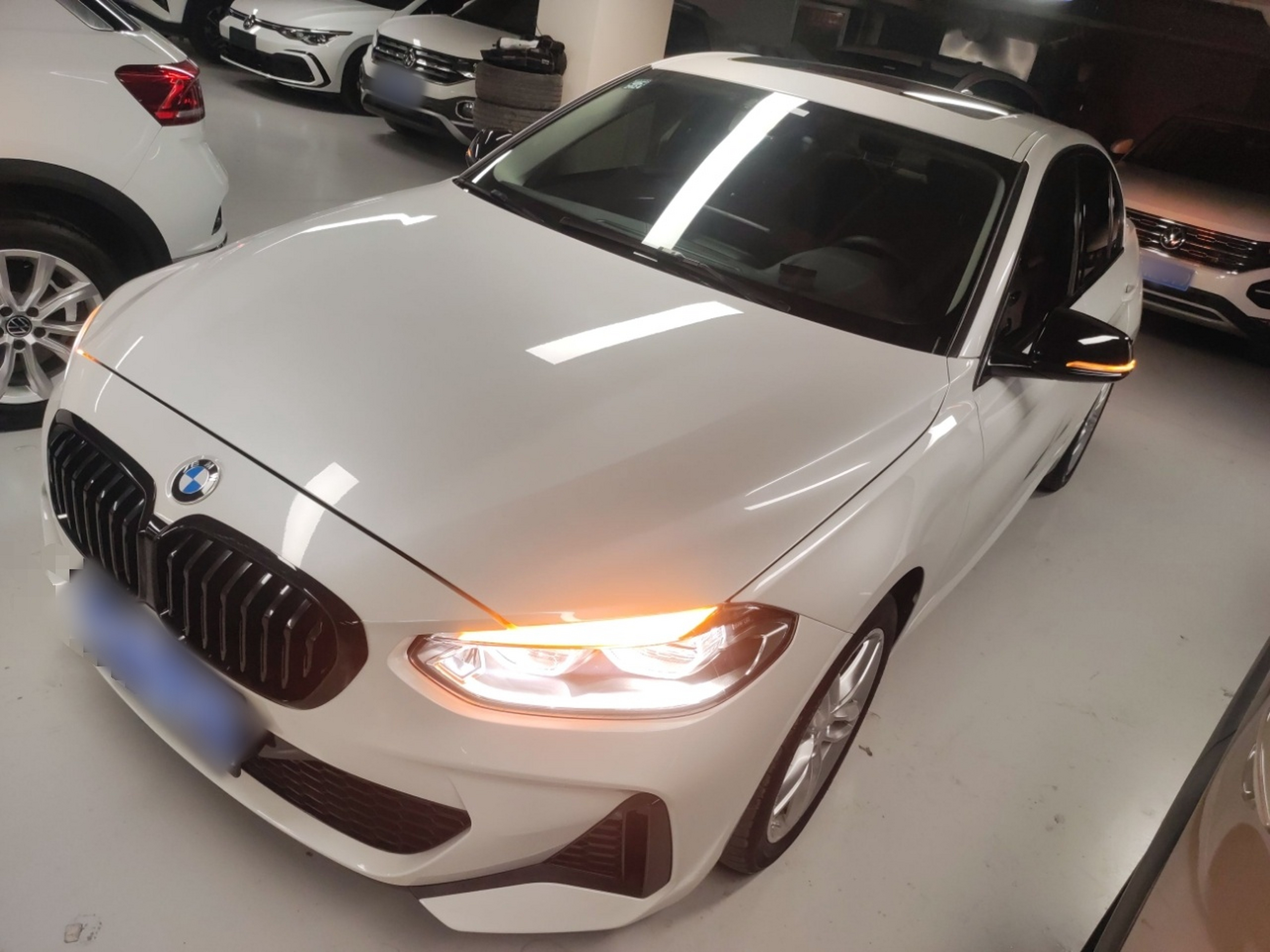 تحت مقدمة السيارة