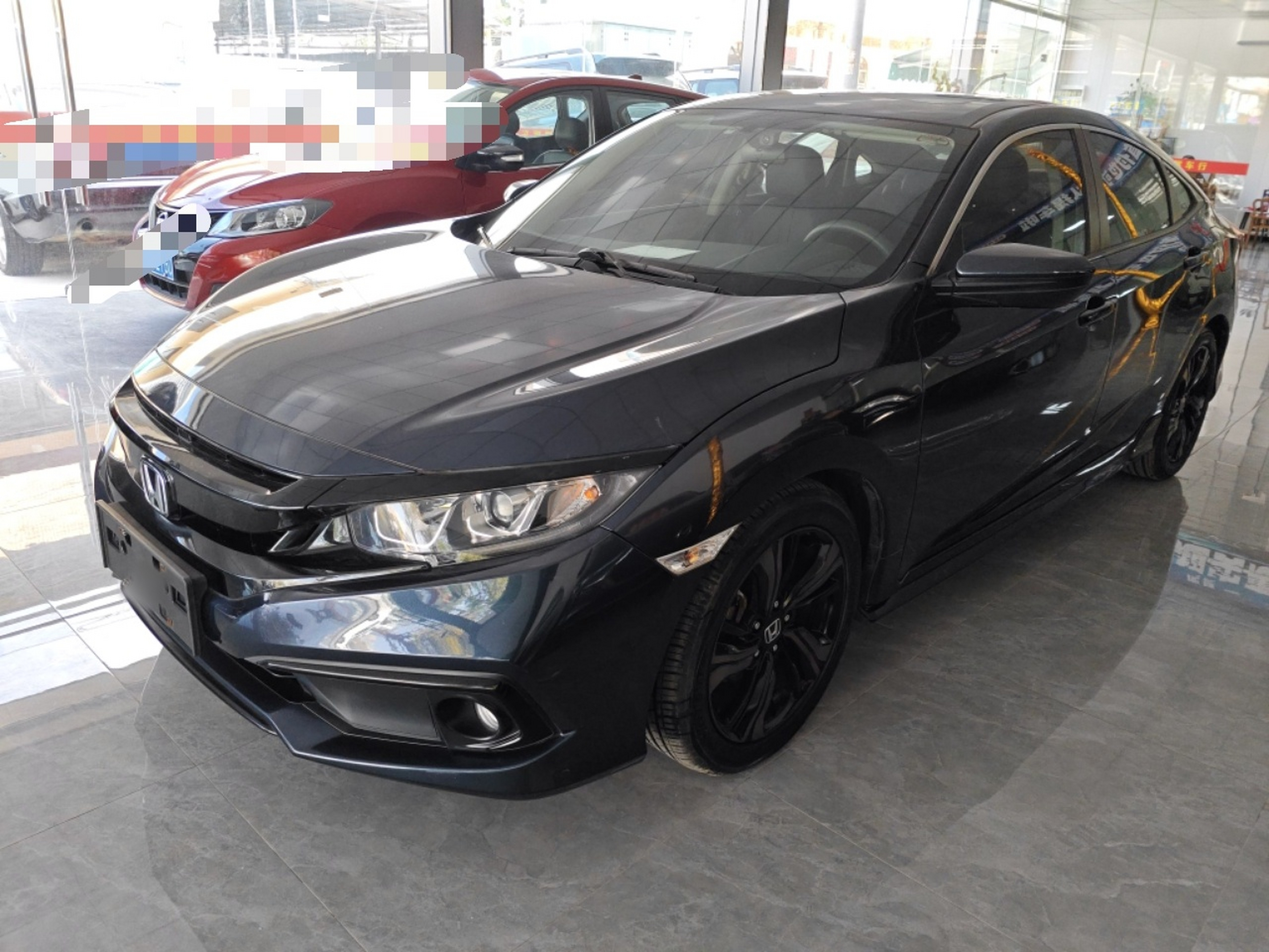 تحت مقدمة السيارة