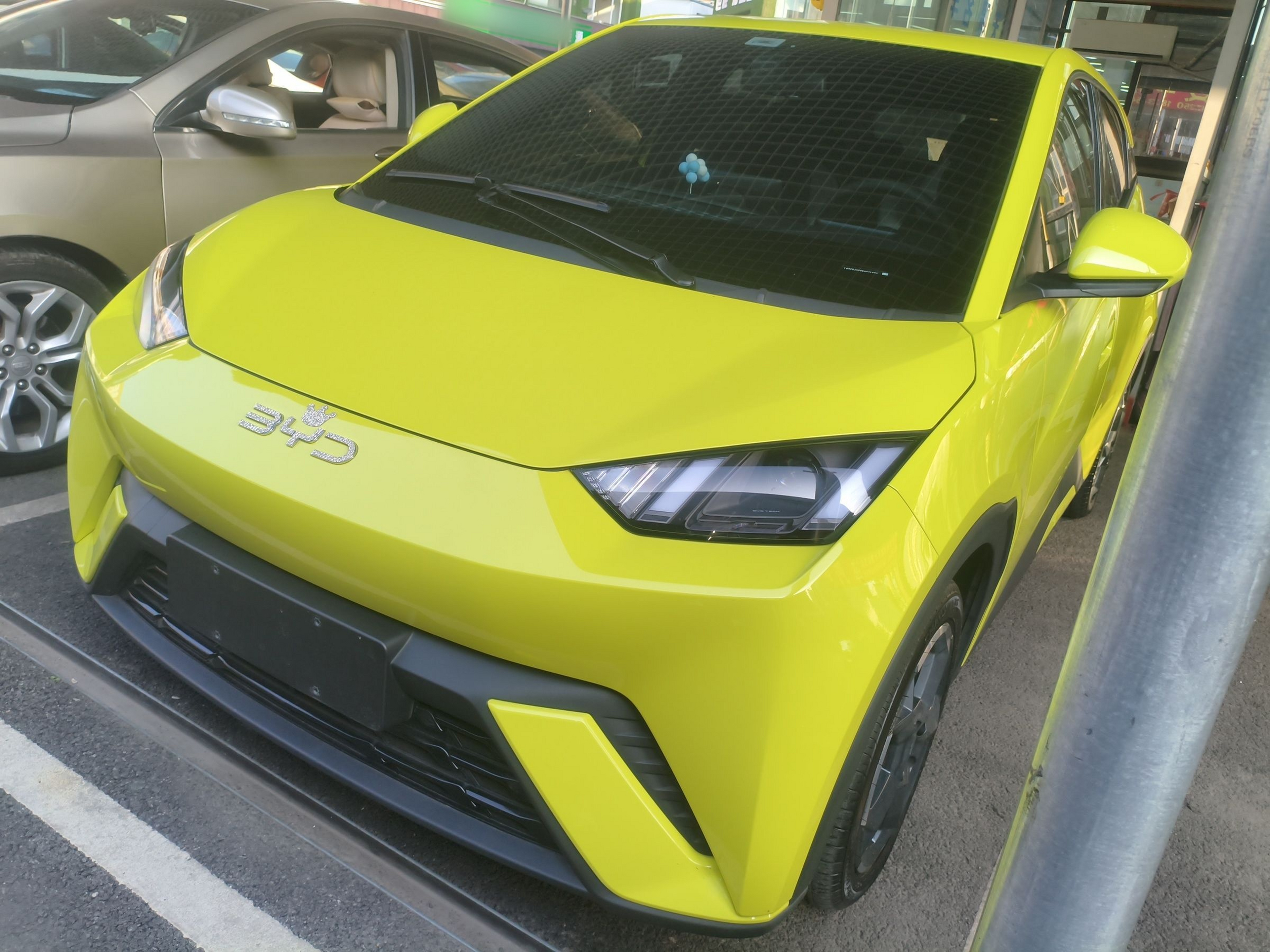 Под передней частью автомобиля