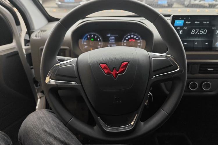 Used Wuling Yangguang 2024 300KM Comfort Version Passenger Van 75kW
