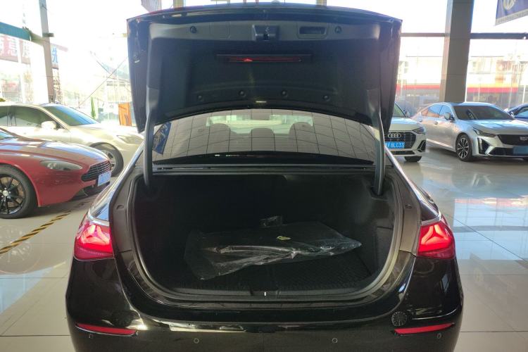 Used Mercedes-Benz E-Class 2025-Year Facelift E 260 L
