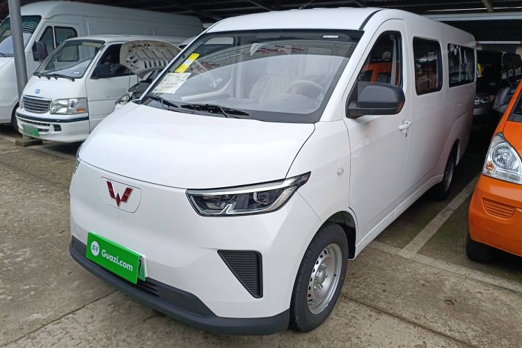 Used Wuling Yangguang 2024 300KM Comfort Version Passenger Van 75kW
