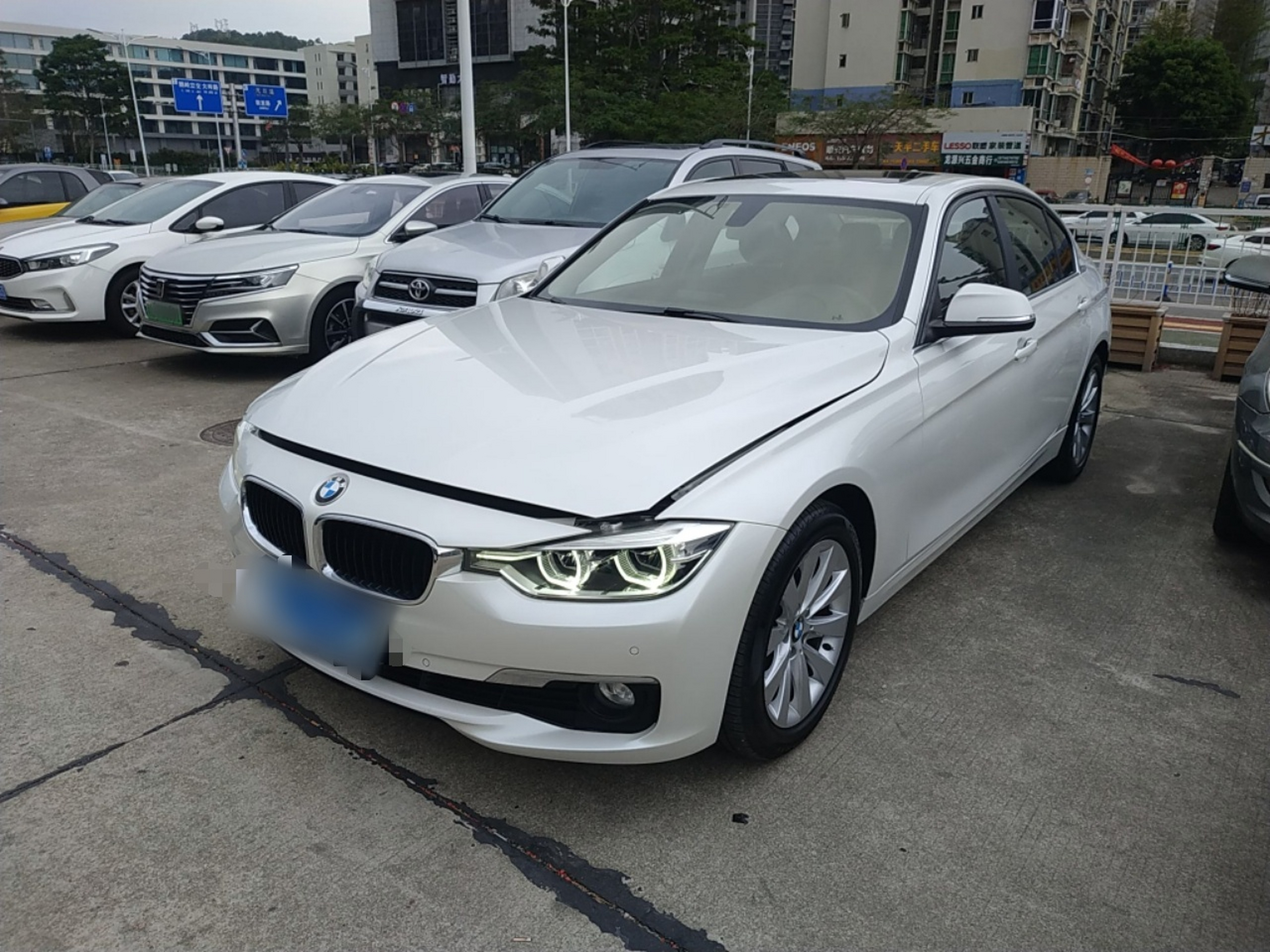 تحت مقدمة السيارة