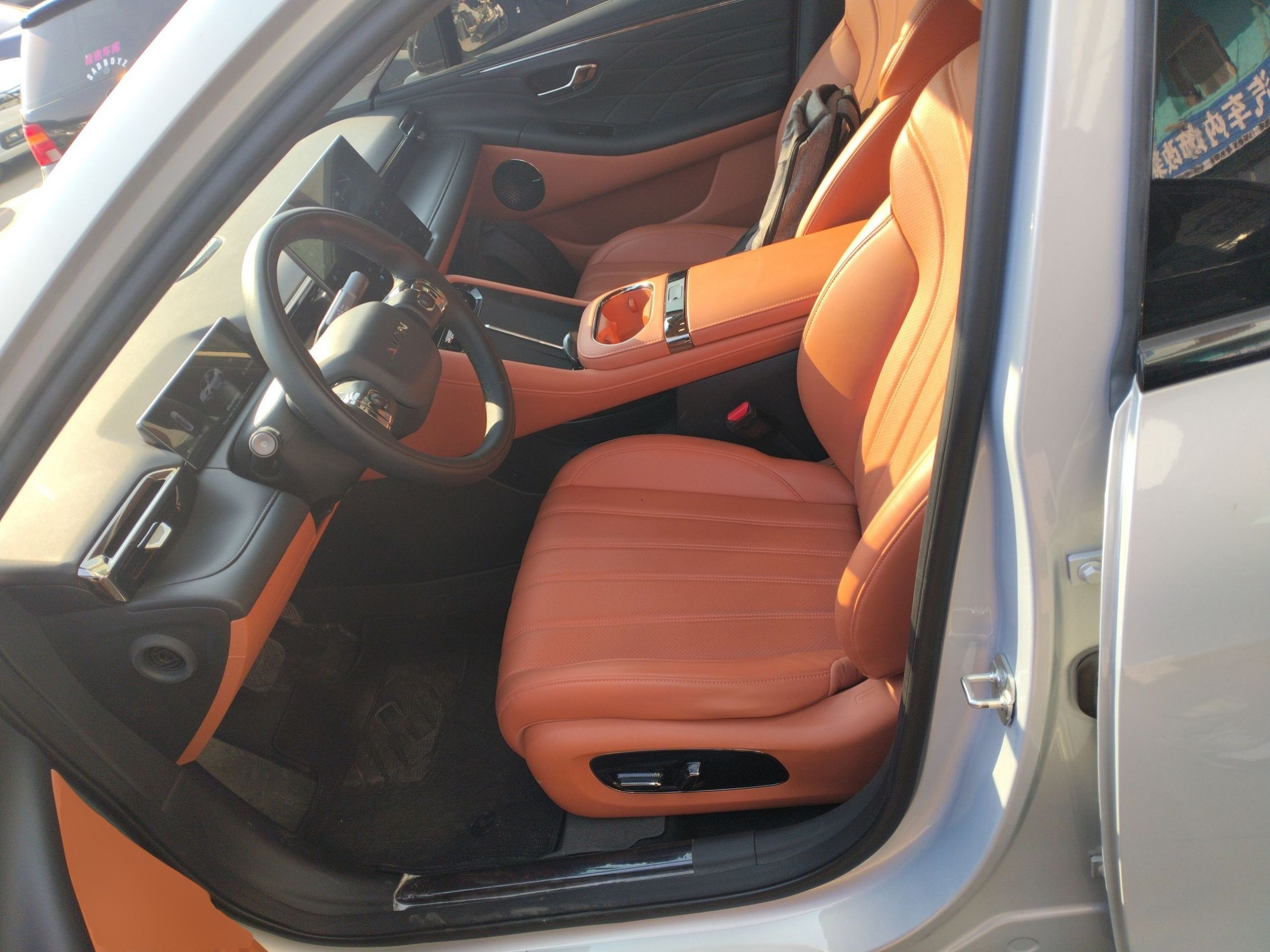 المقاعد الأمامية داخل السيارة