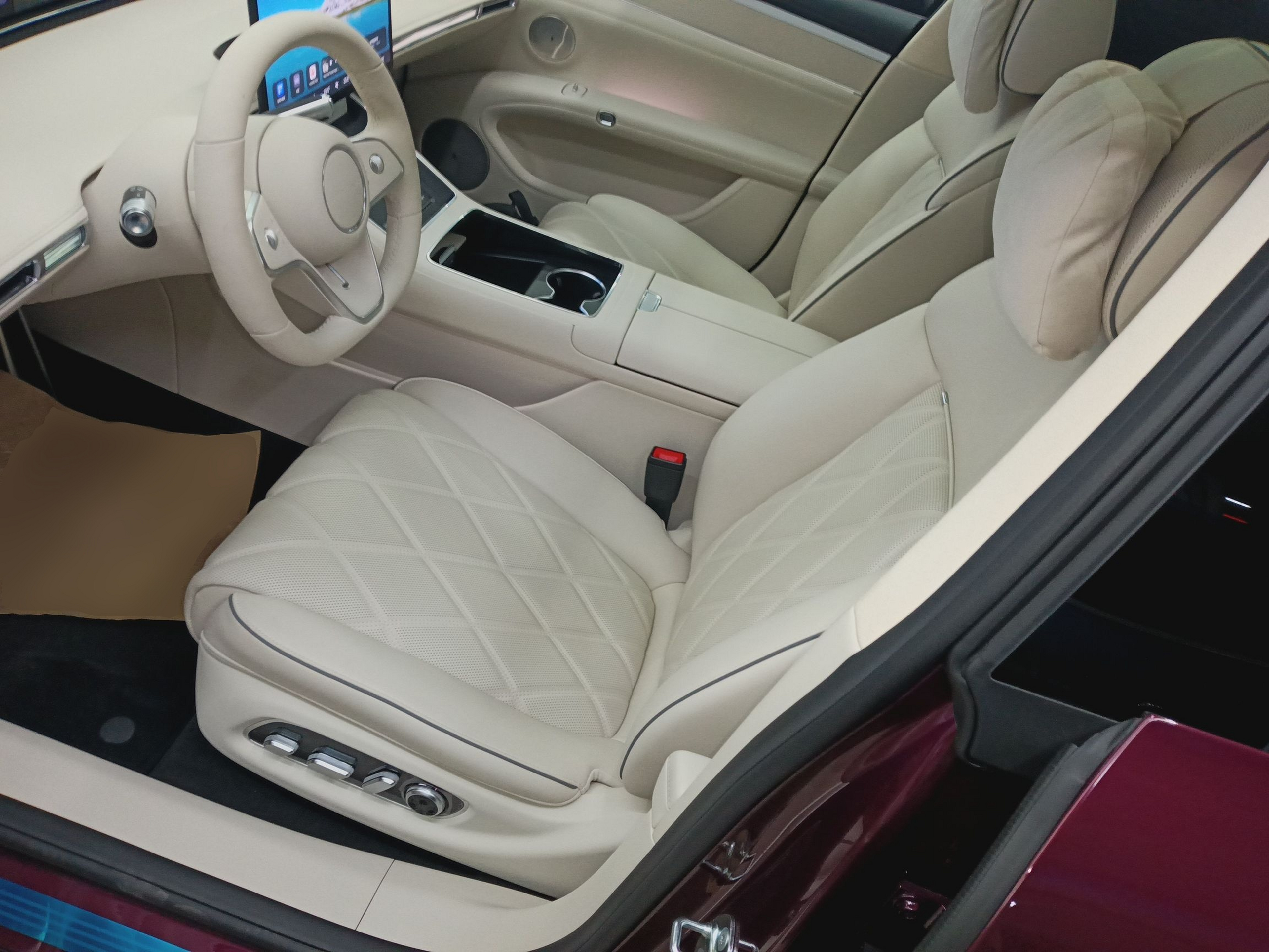 المقاعد الأمامية داخل السيارة