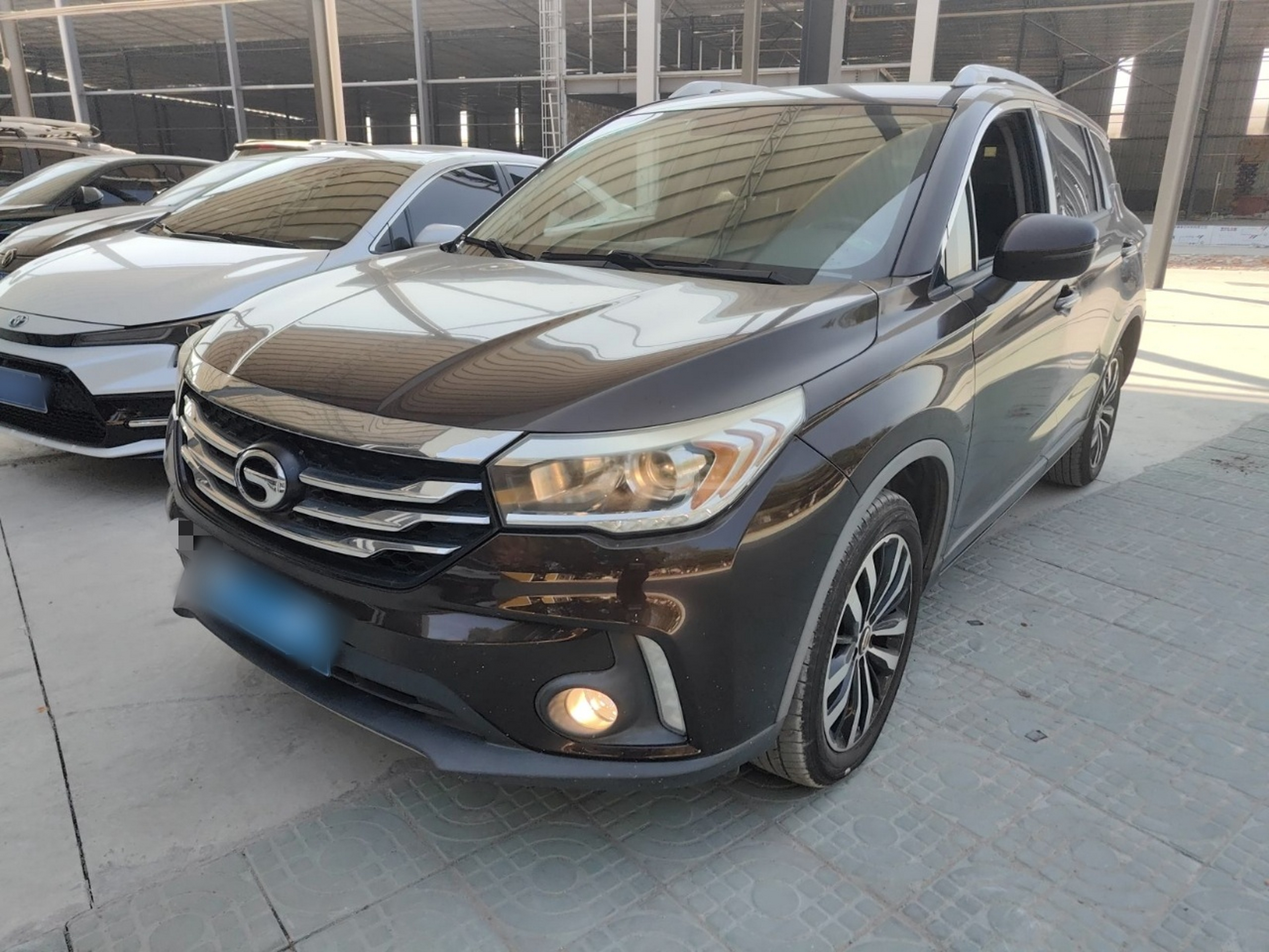 تحت مقدمة السيارة