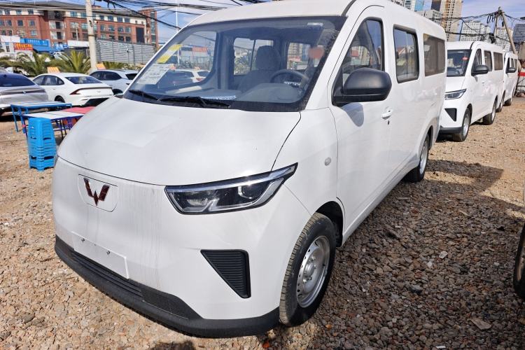 Used Wuling Yangguang 2024 300KM Comfort Version Passenger Van 75kW