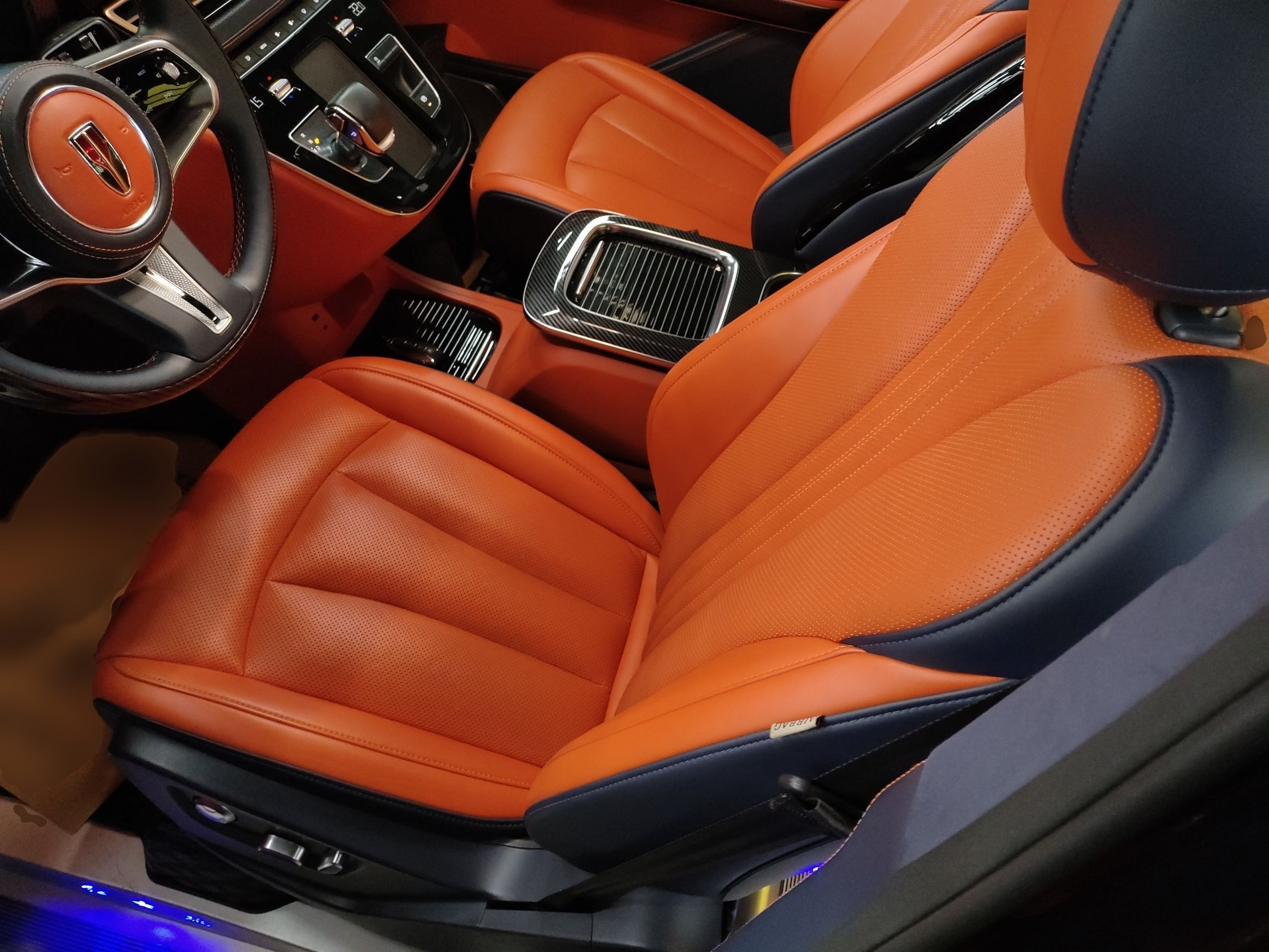 المقاعد الأمامية داخل السيارة