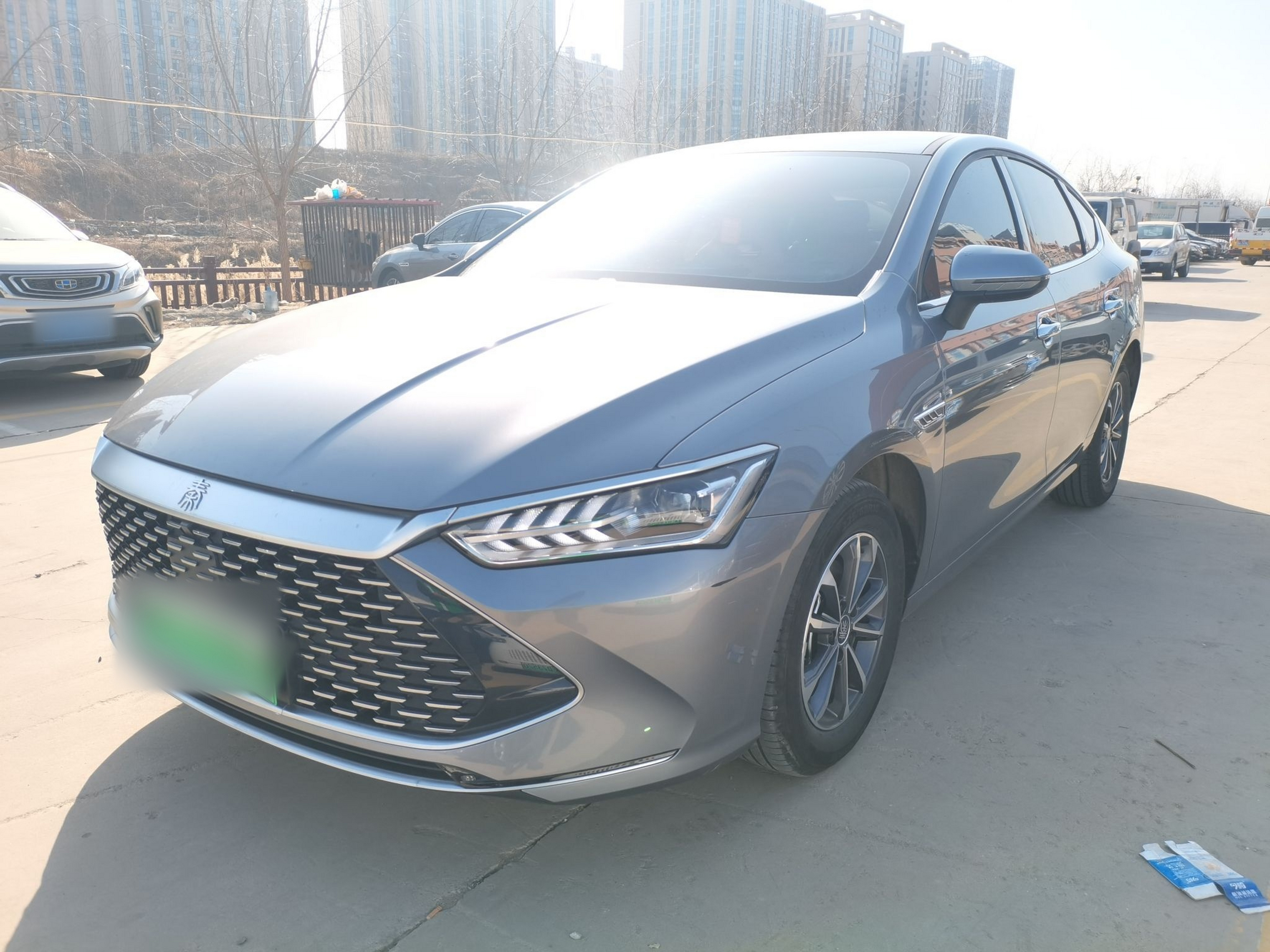 Под передней частью автомобиля