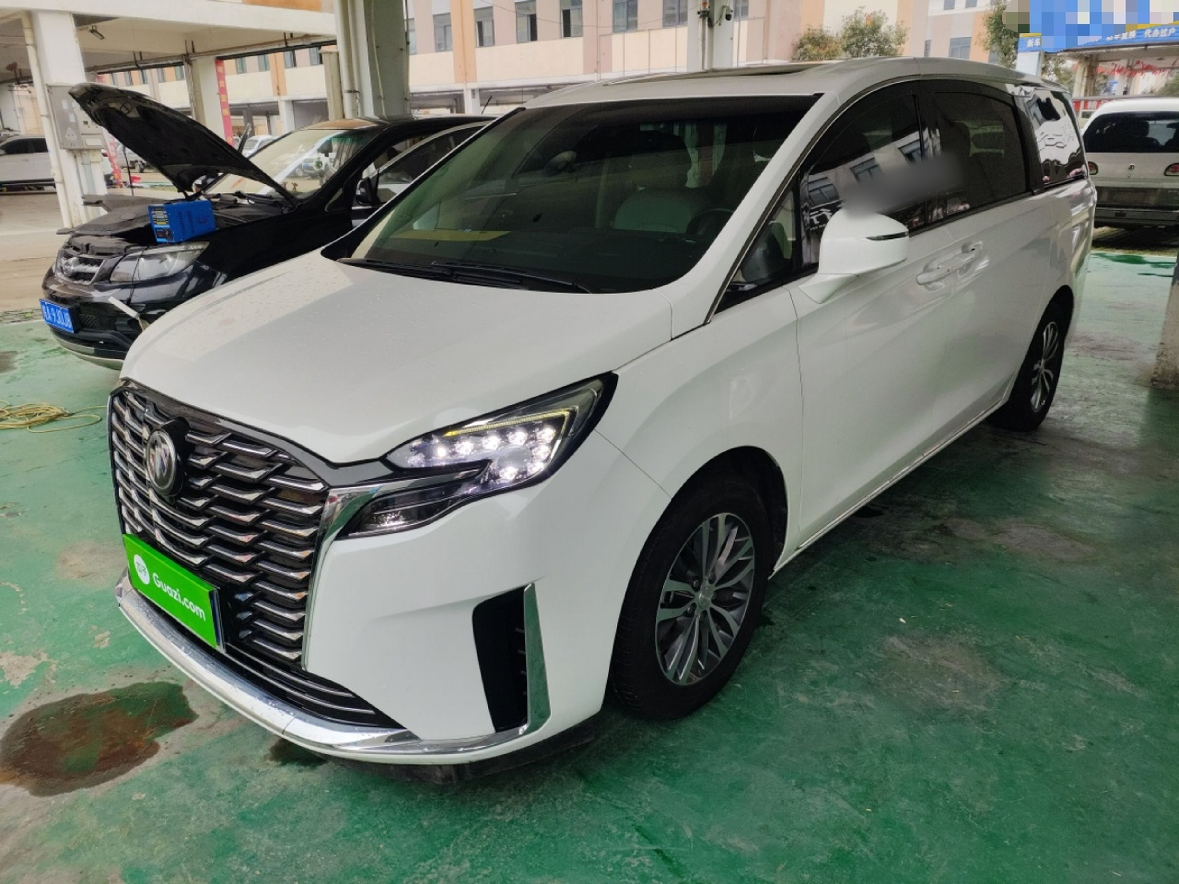 تحت مقدمة السيارة