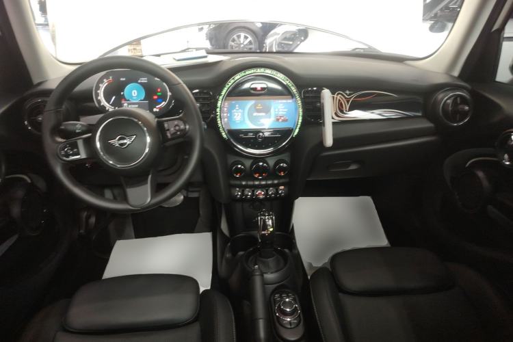 Used  MINI 2022 Updated 1.5T COOPER Classic Edition Five-Door Version
