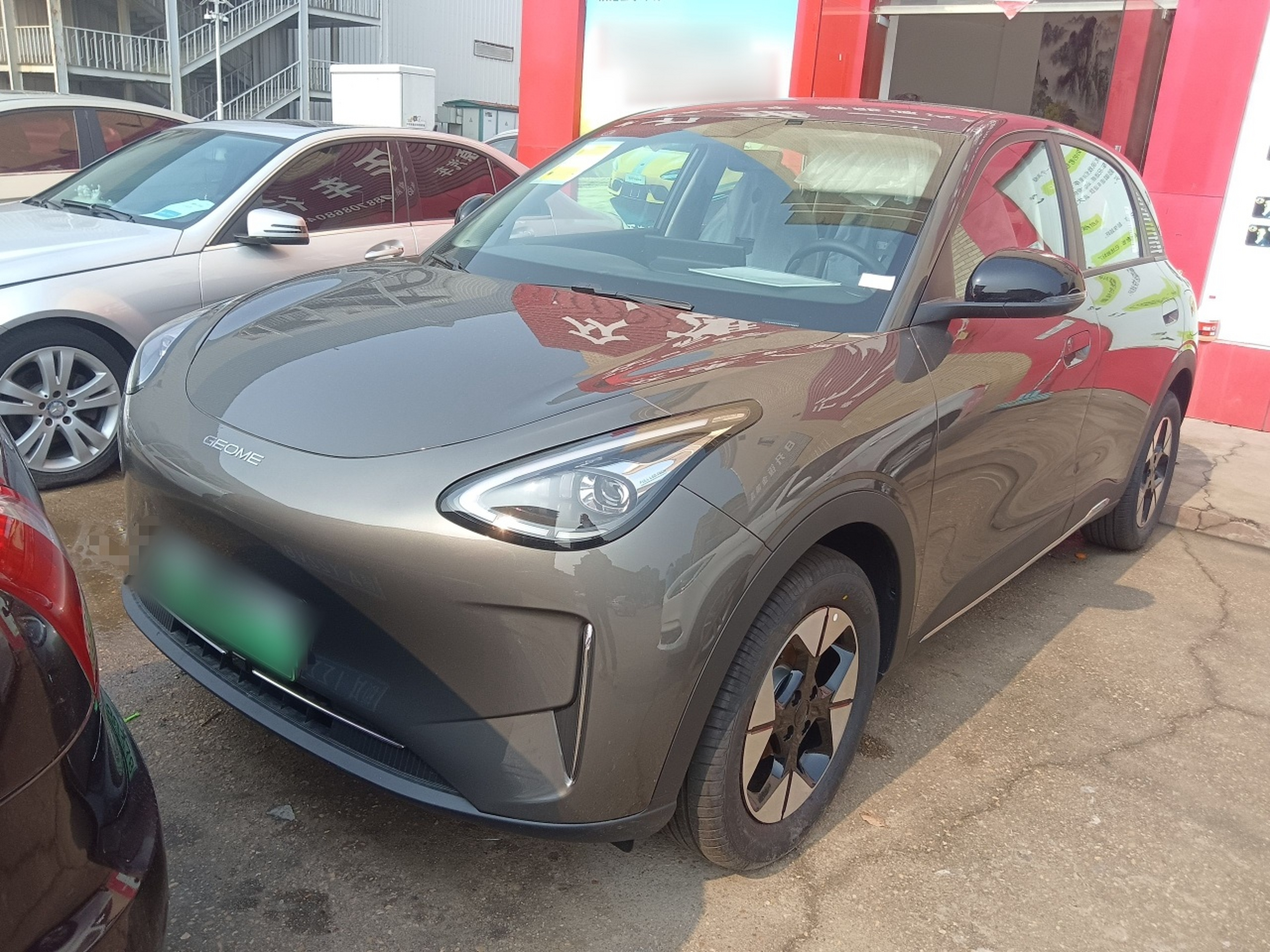 Под передней частью автомобиля