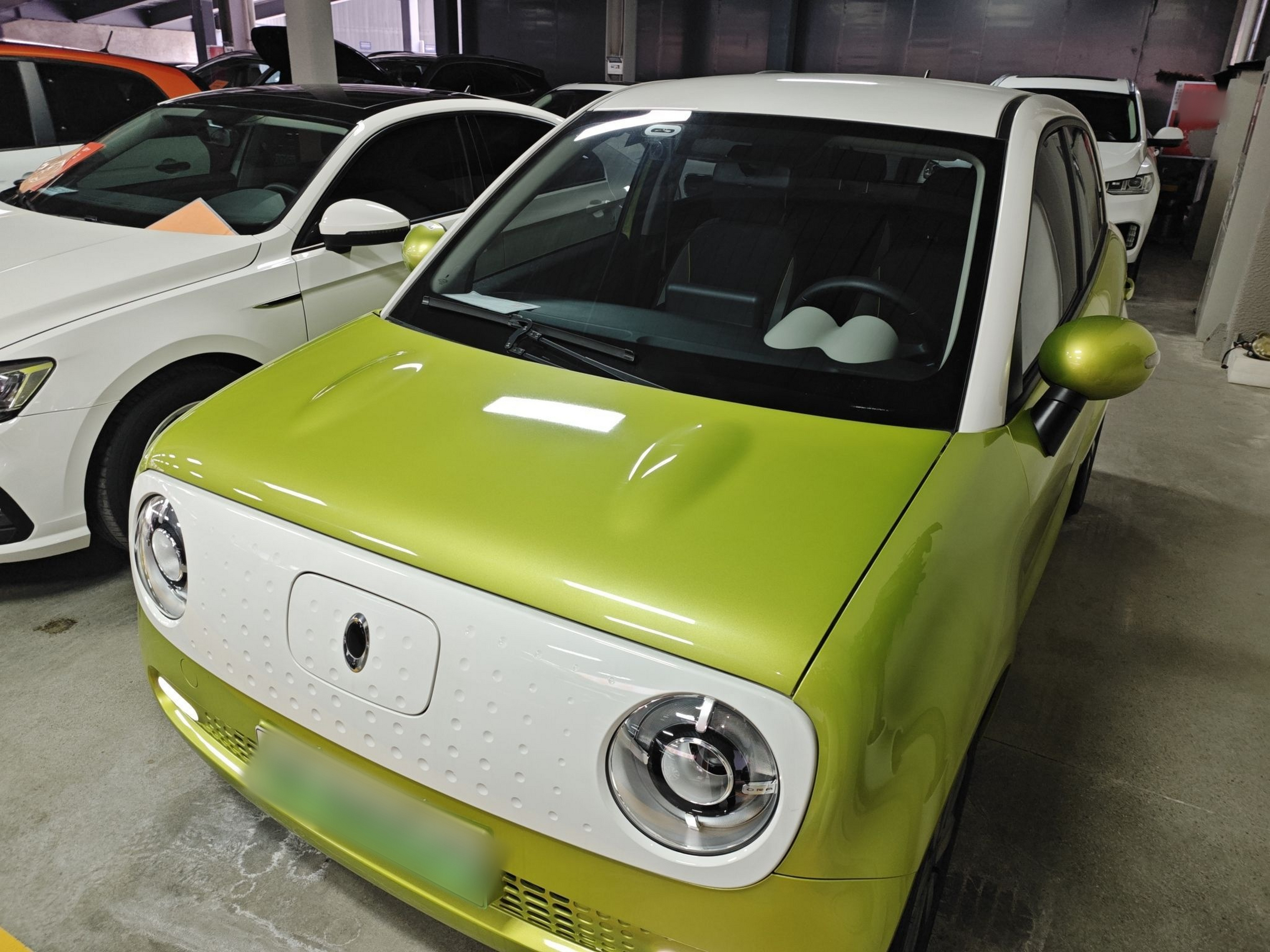 Под передней частью автомобиля