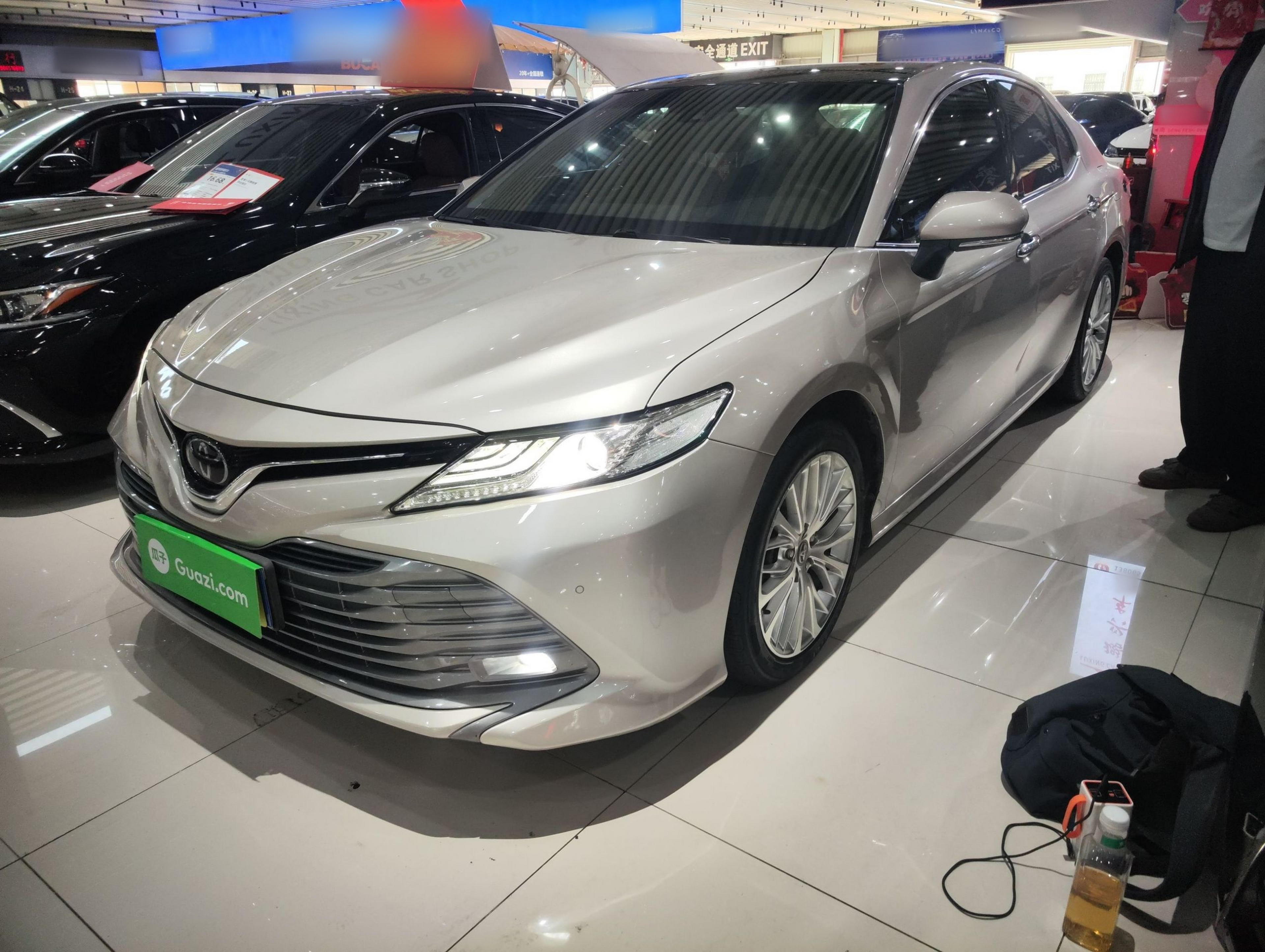 Под передней частью автомобиля