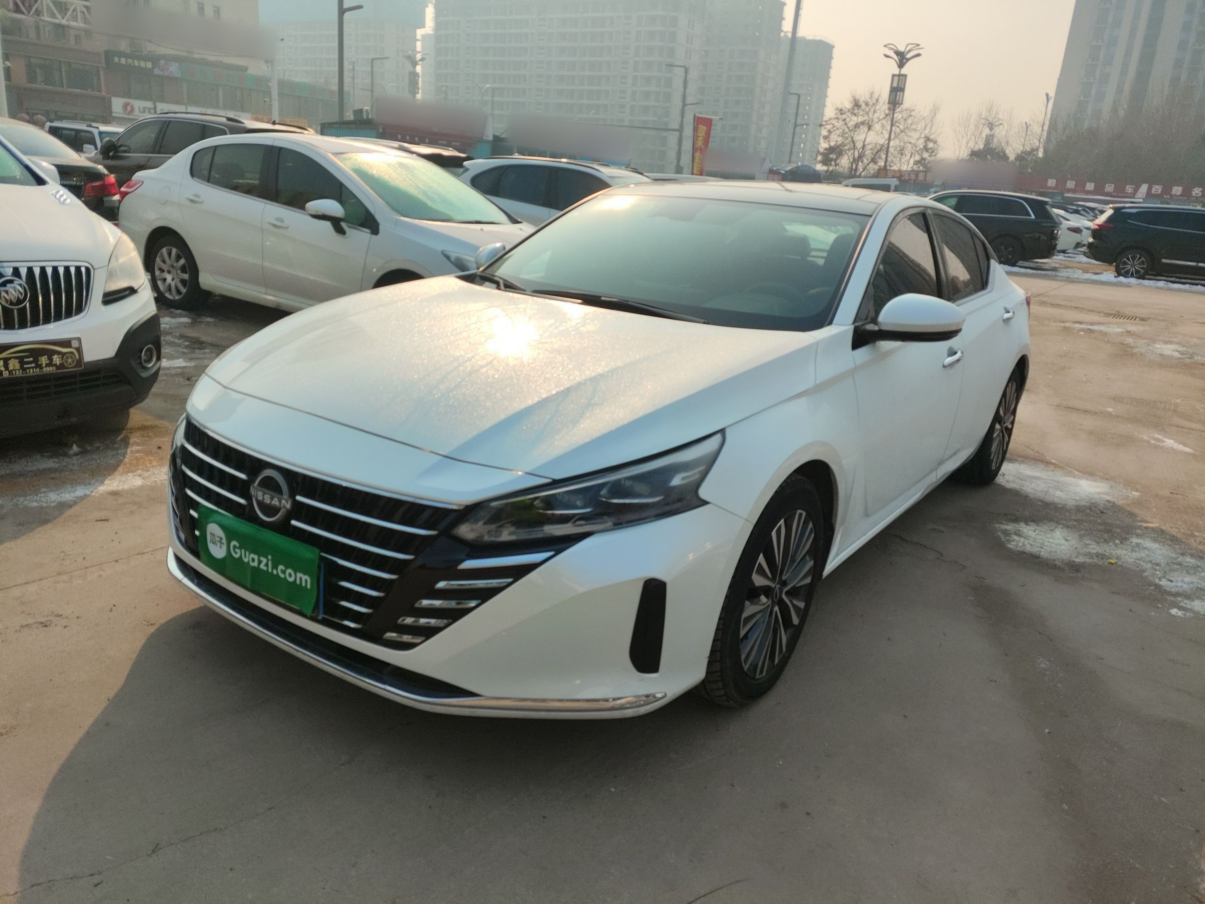 تحت مقدمة السيارة