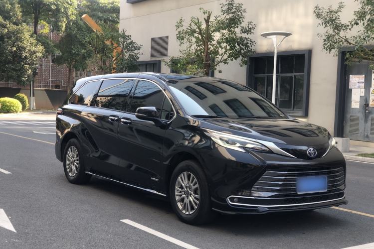 Used Toyota Sienna 2023 2.5L Hybrid Luxury Edition
