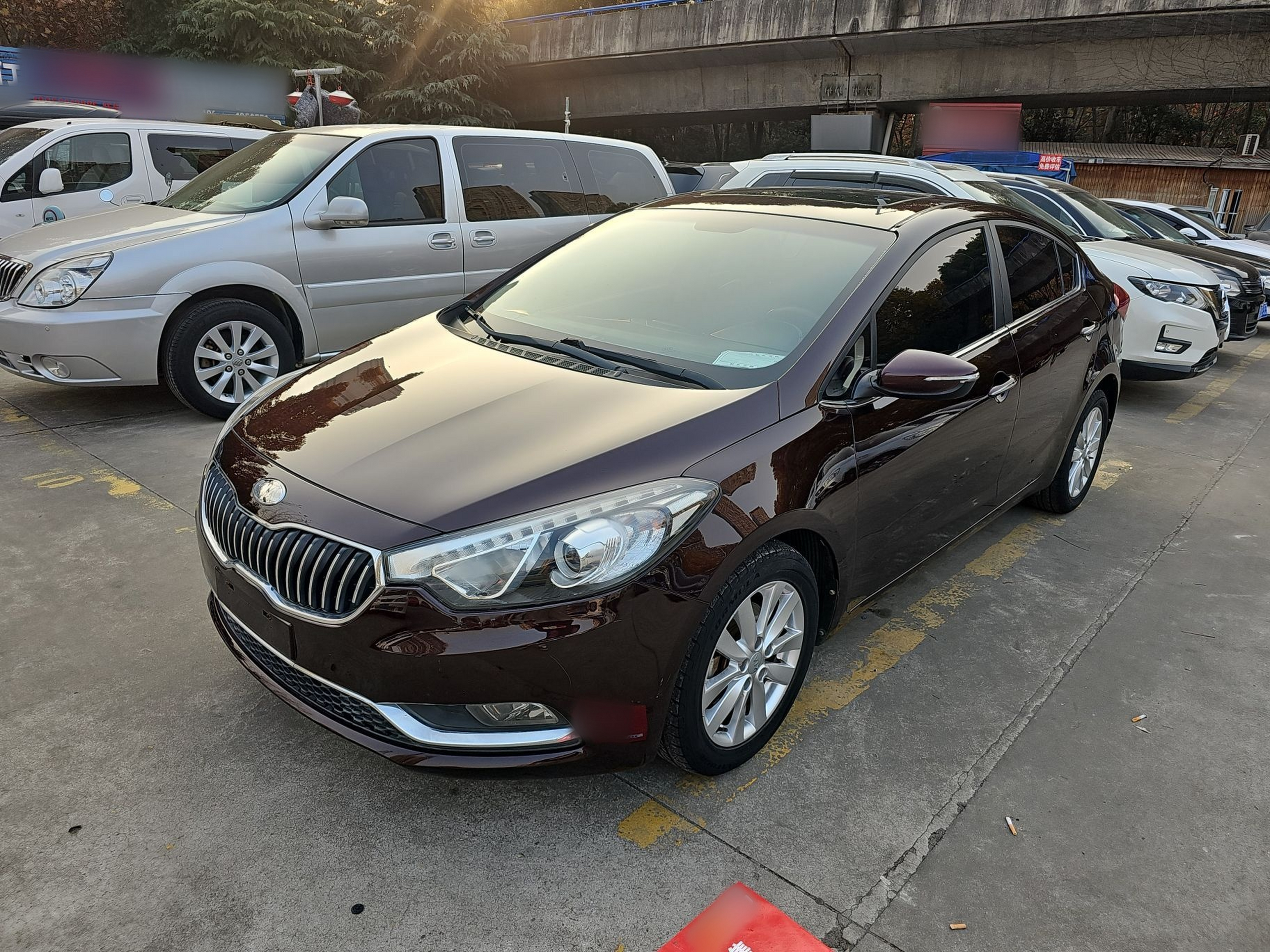 Под передней частью автомобиля