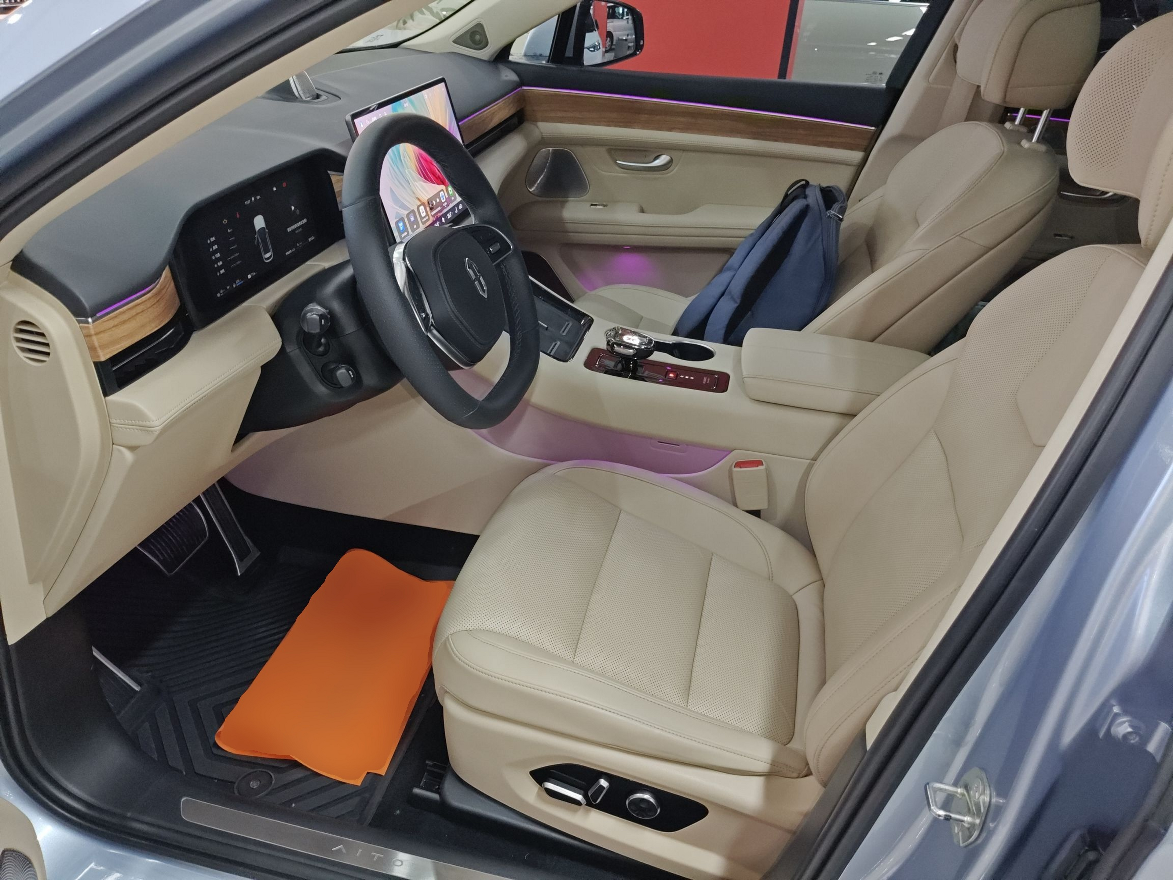 المقاعد الأمامية داخل السيارة