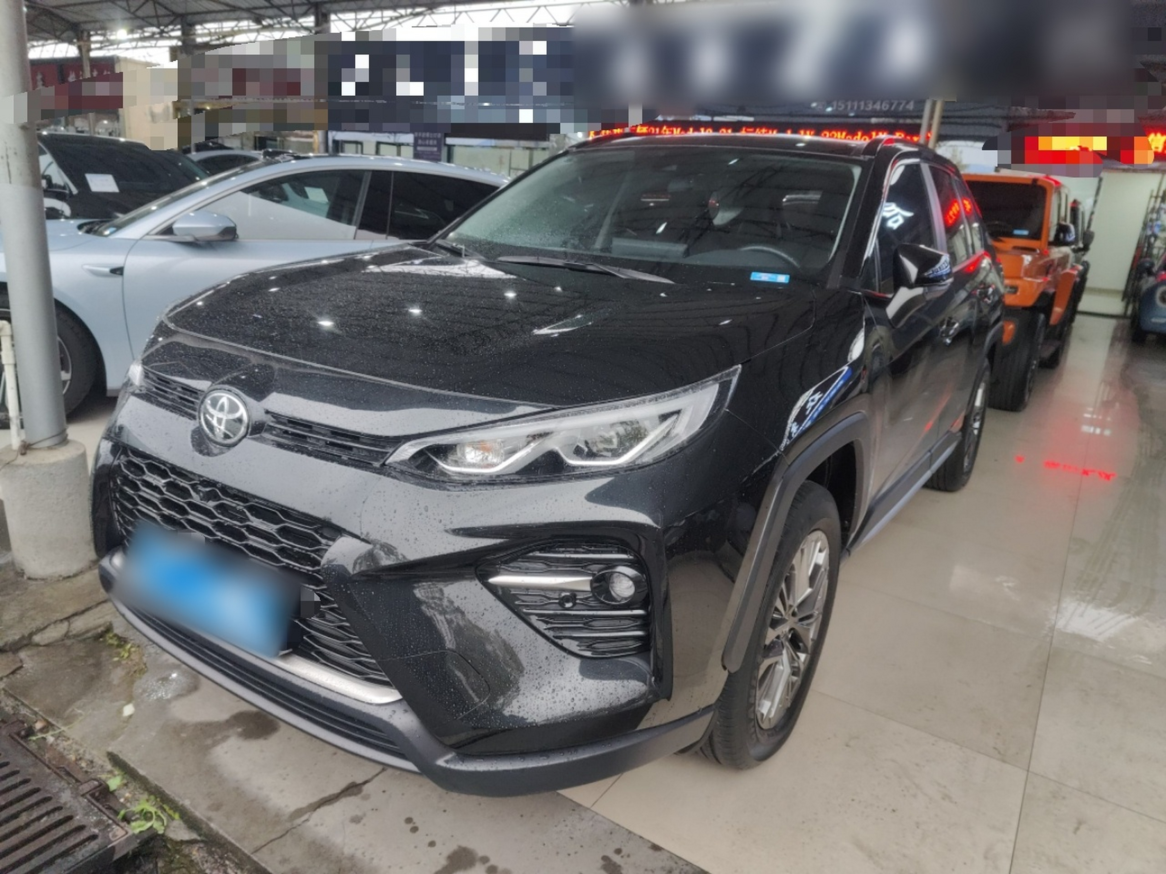 تحت مقدمة السيارة