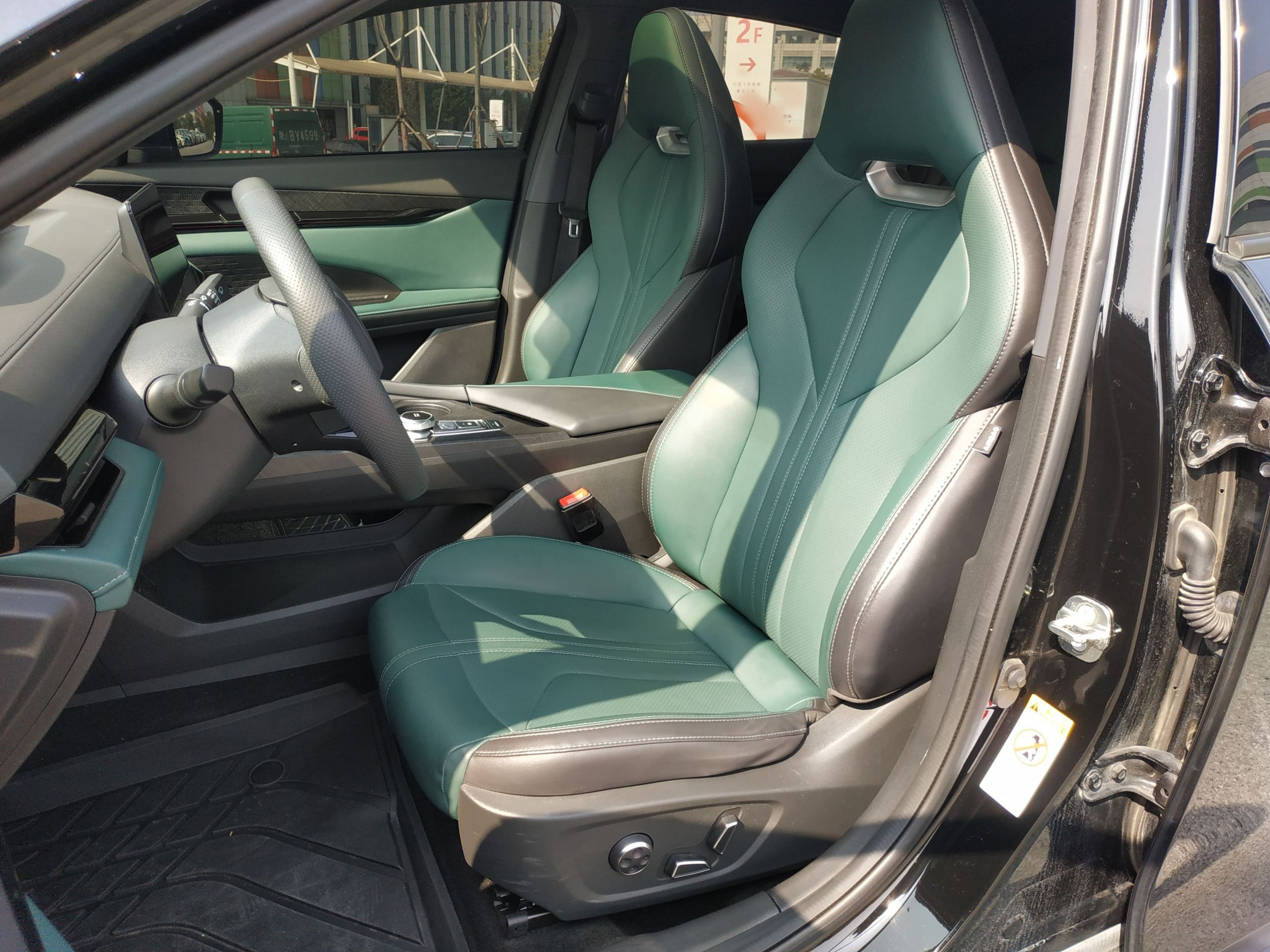 المقاعد الأمامية داخل السيارة