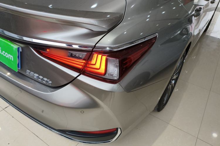 Used Lexus ES 2020 300h Deluxe Edition
