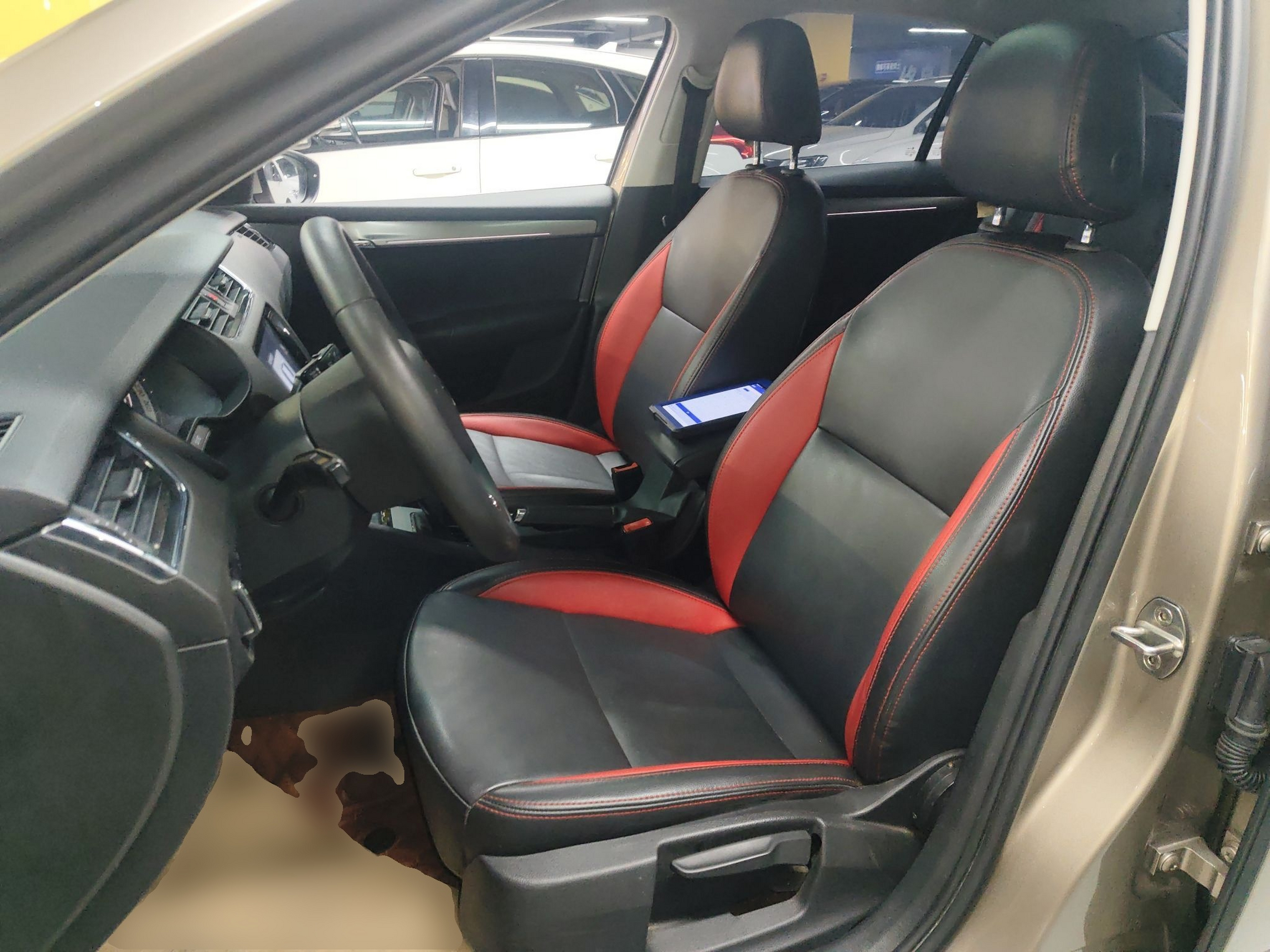 Переднее сиденье в автомобиле