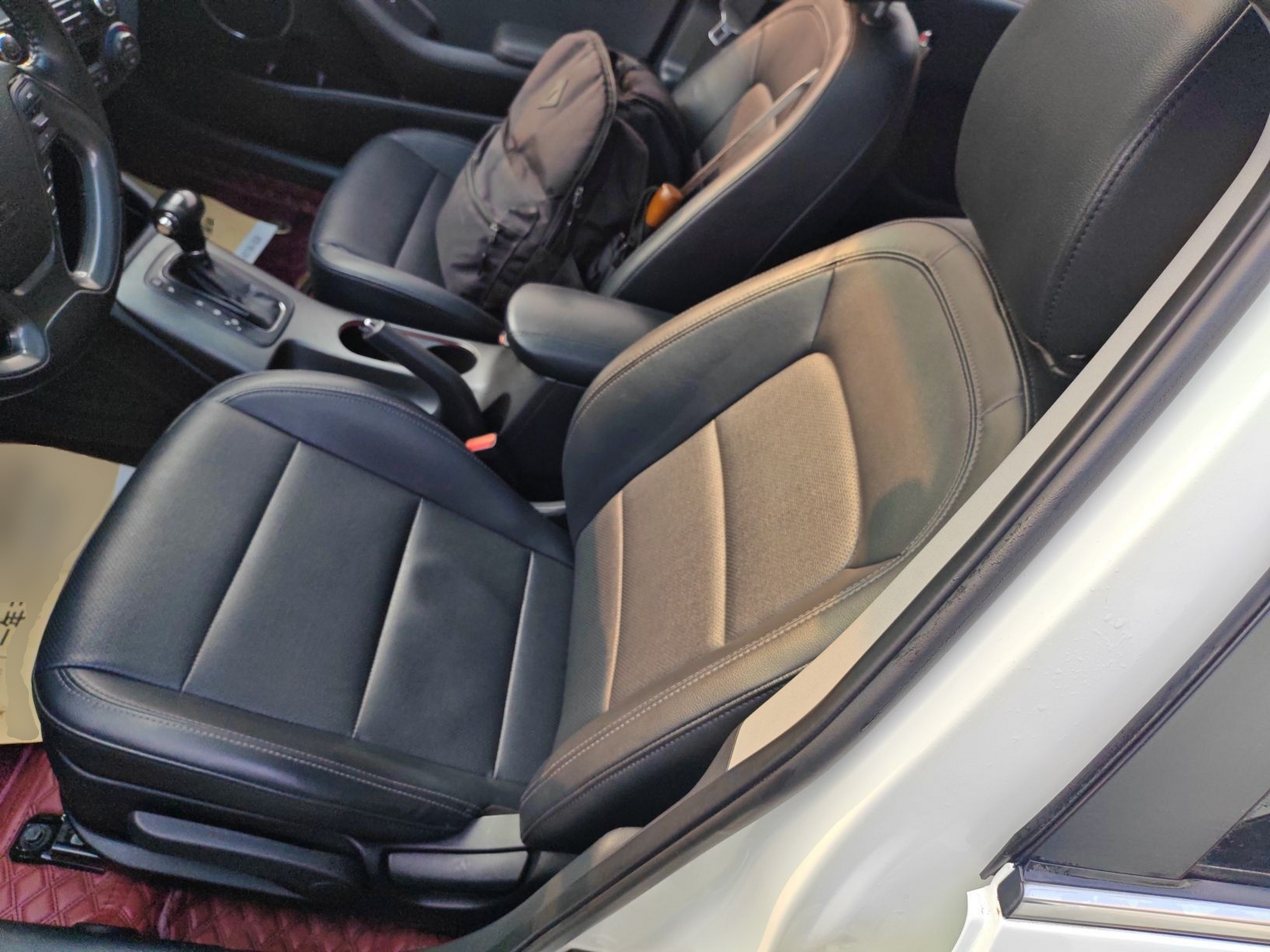 Переднее сиденье в автомобиле