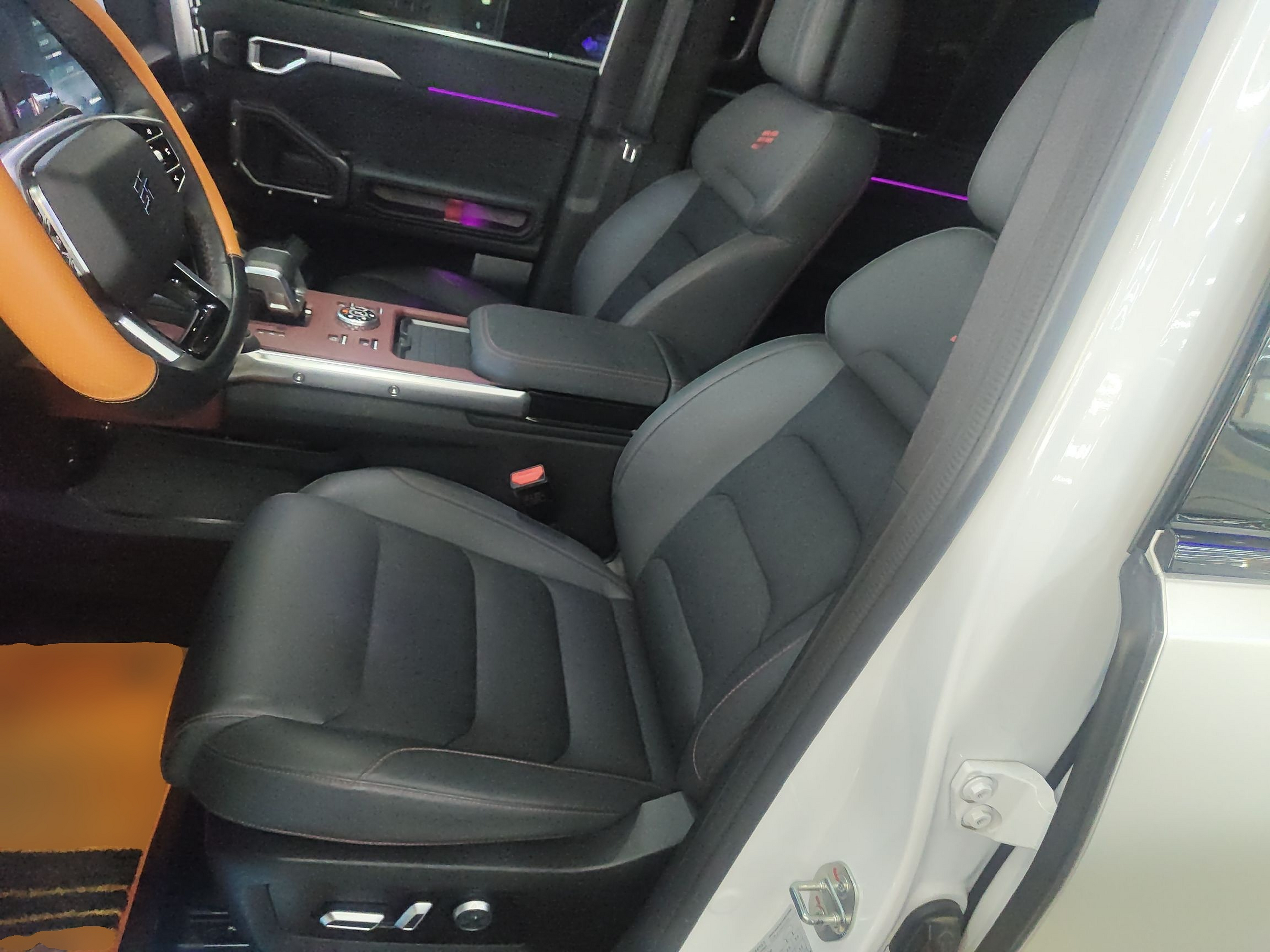 Переднее сиденье в автомобиле