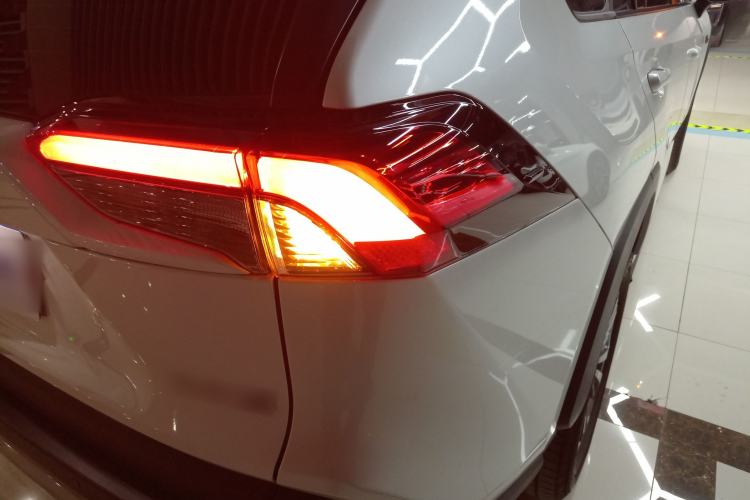 Used Toyota RAV4 2023 2.0L CVT Two-Wheel Drive 20th Anniversary Platinum Edition
