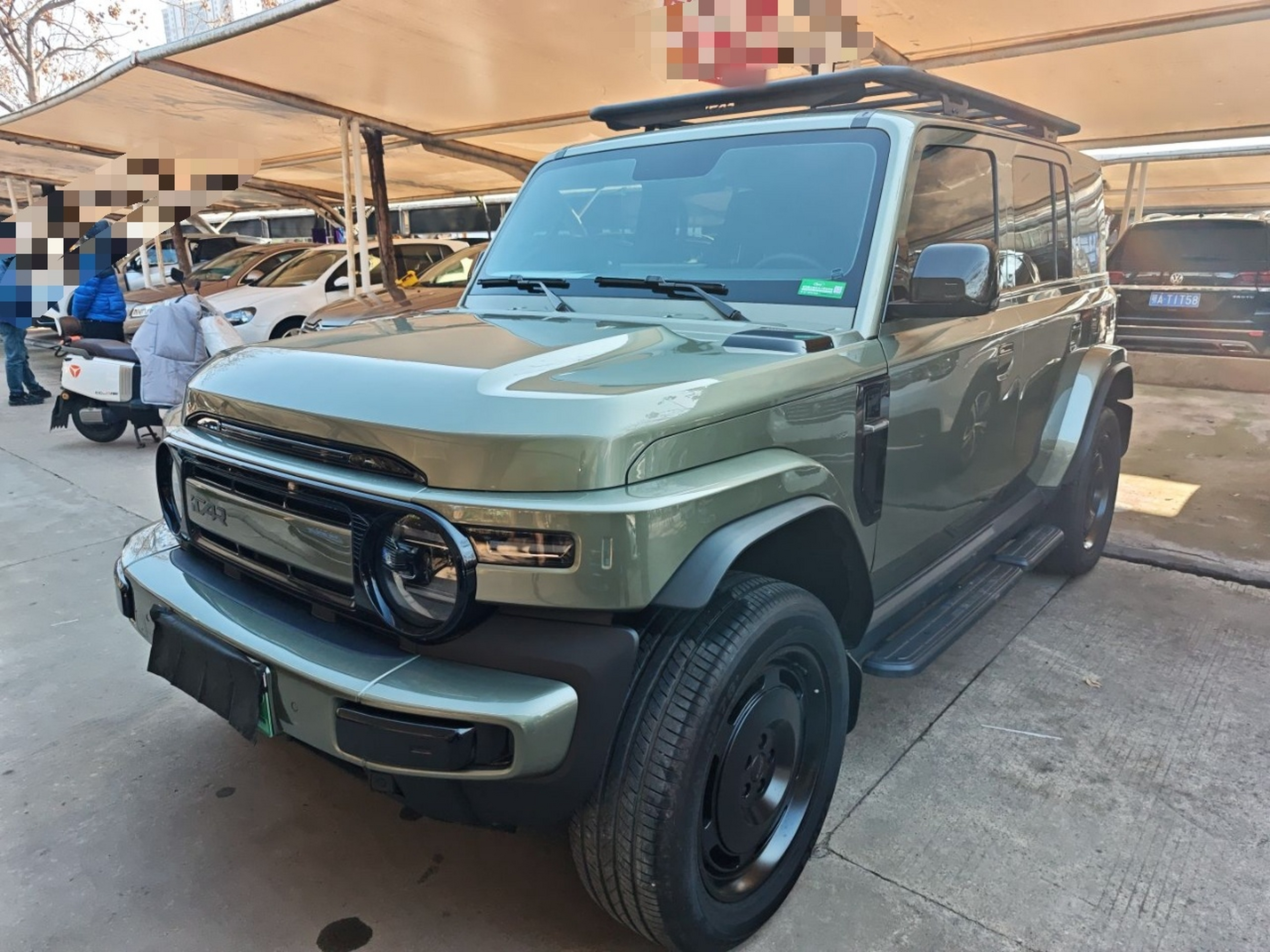 Под передней частью автомобиля