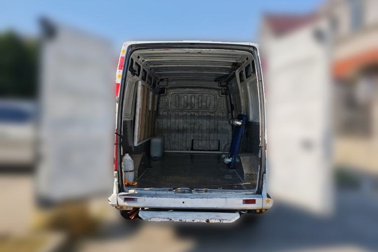 Used SAIC MAXUS Xintu V80 2021 2.0T Manual Classic City Delivery King Long Wheelbase Mid-Roof 3 Seats