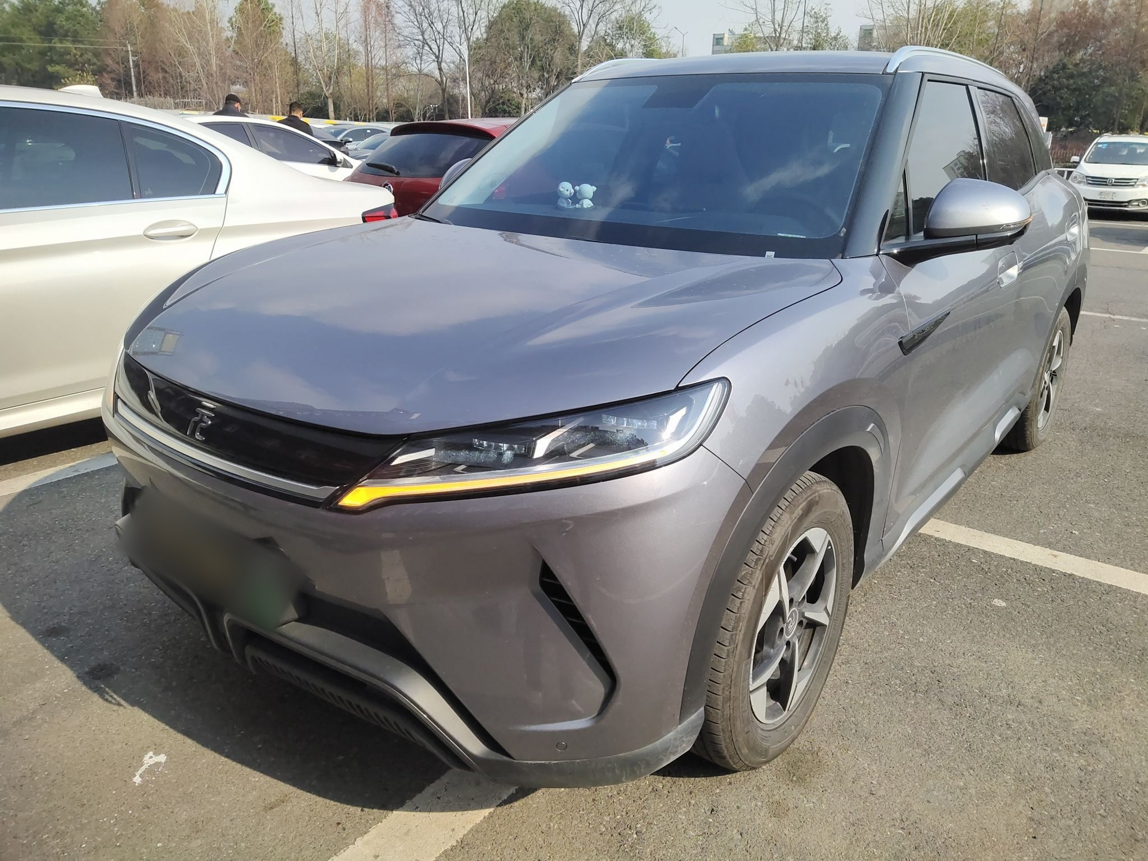 تحت مقدمة السيارة