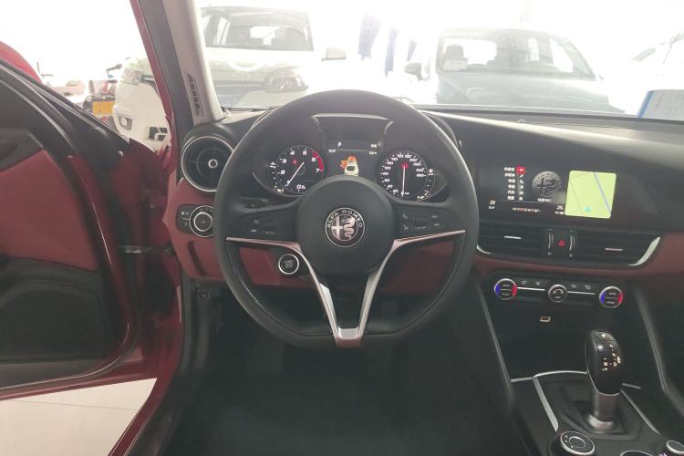 Used Alfa Romeo Giulia 2017 2.0T 200HP Luxury Edition
