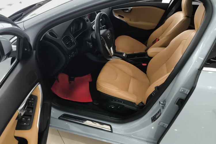 Used Volvo V40 2018 T4 Zhiya Edition
