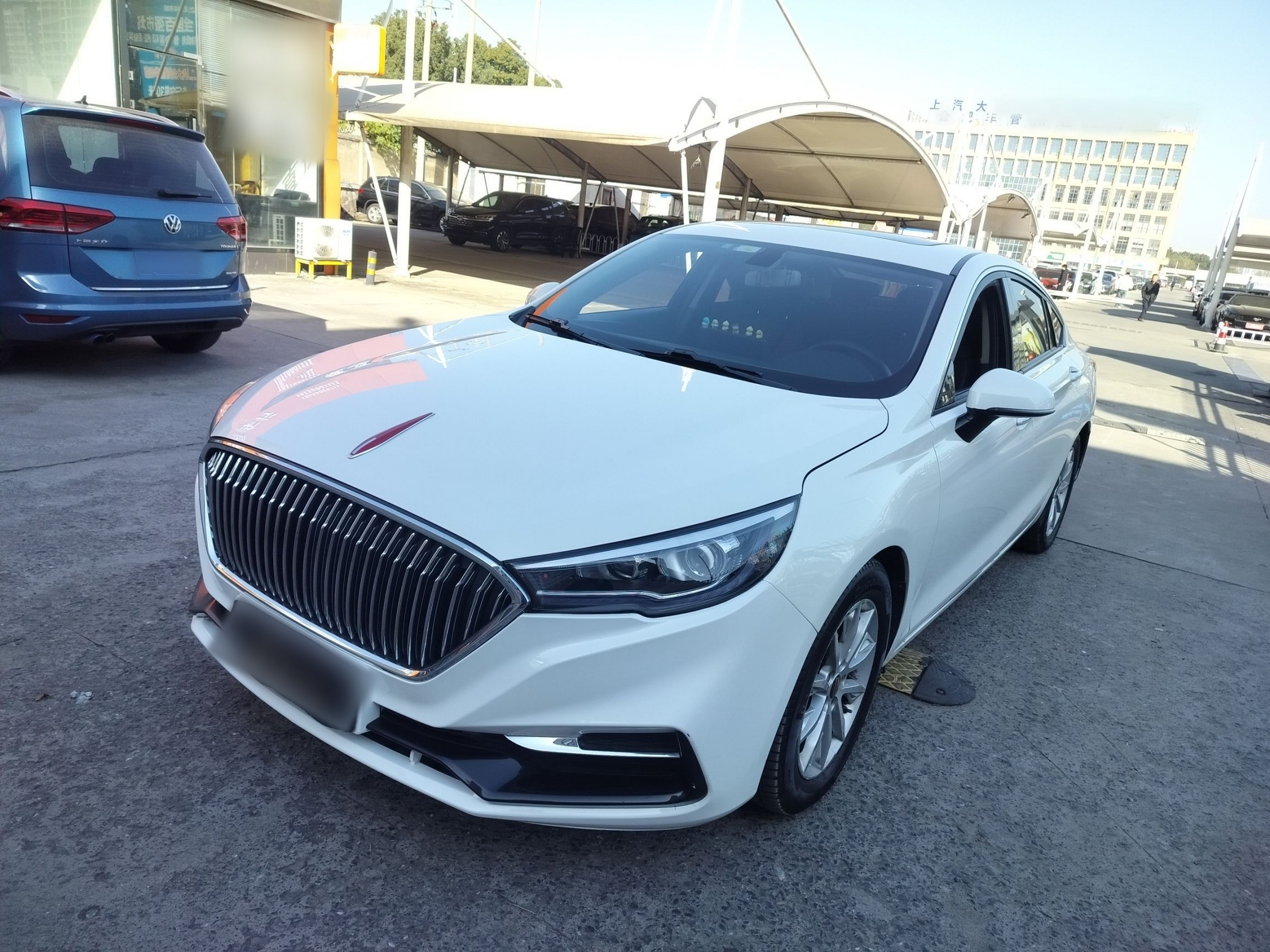 تحت مقدمة السيارة