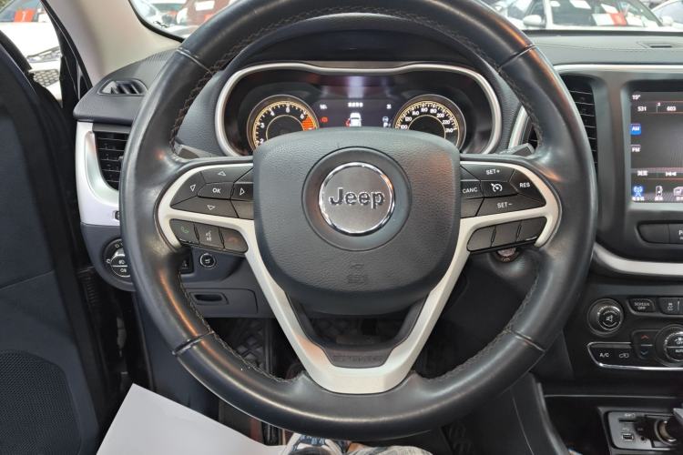 Used  Cherokee 2020 2.0L Two-Wheel Drive Classic Sports Edition