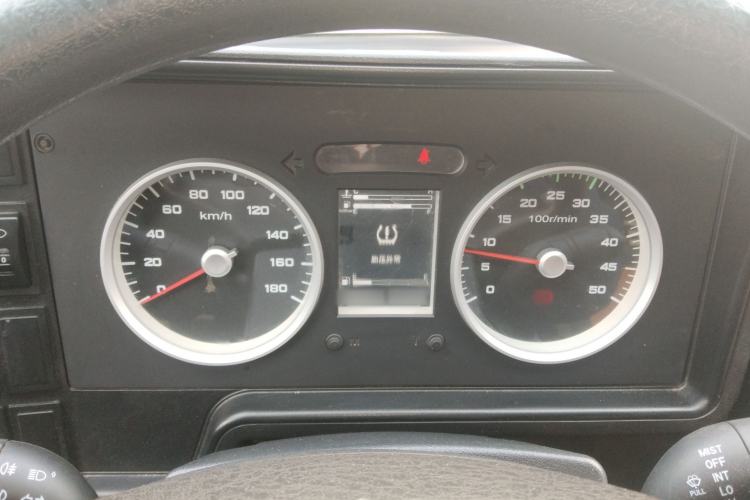 Used Iveco Daily 2021 2.5T A35 M1 Passenger Van 5-9 Seater Short Wheelbase Mid-Roof Design Dual Tires Manual Doors