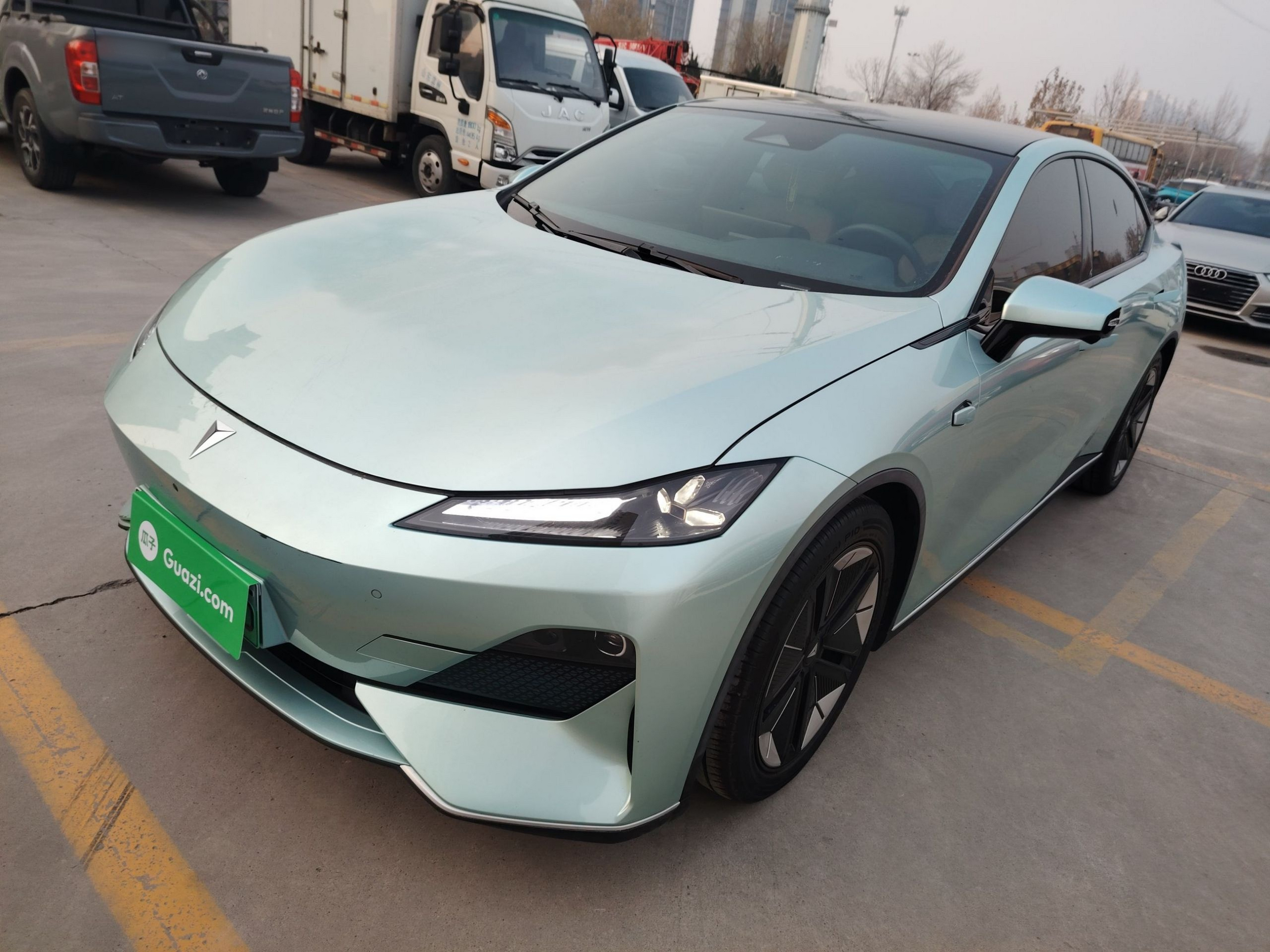 Под передней частью автомобиля