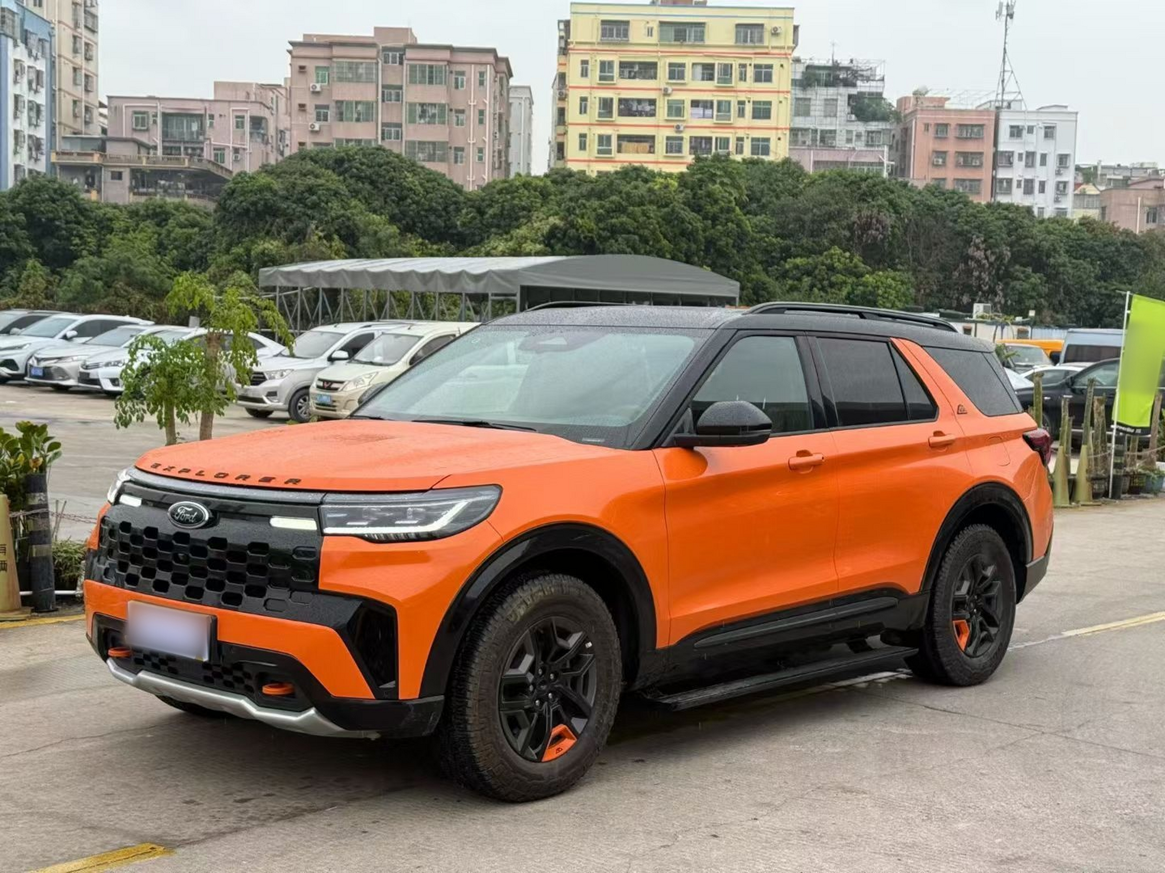 تحت مقدمة السيارة