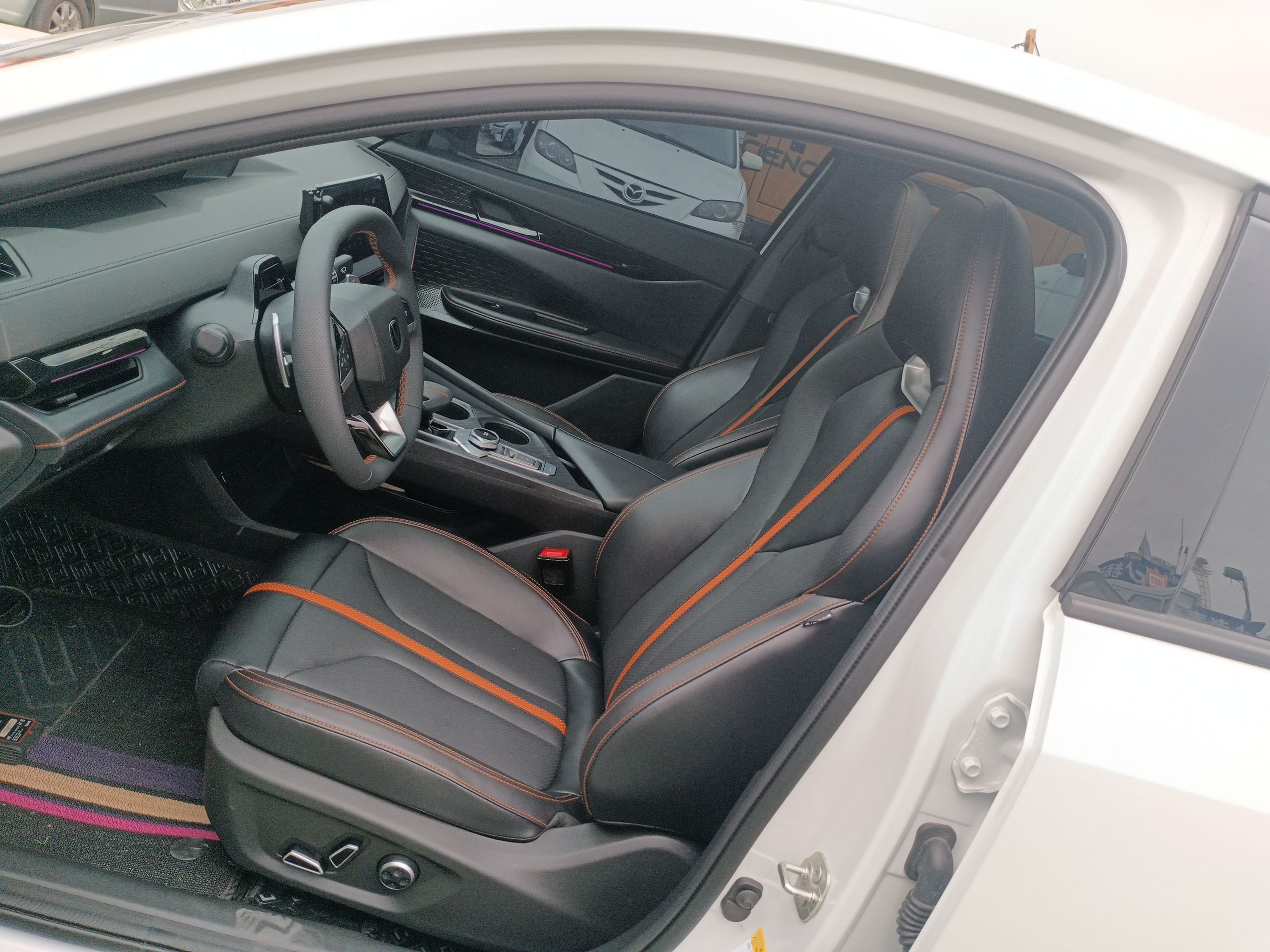 Переднее сиденье в автомобиле