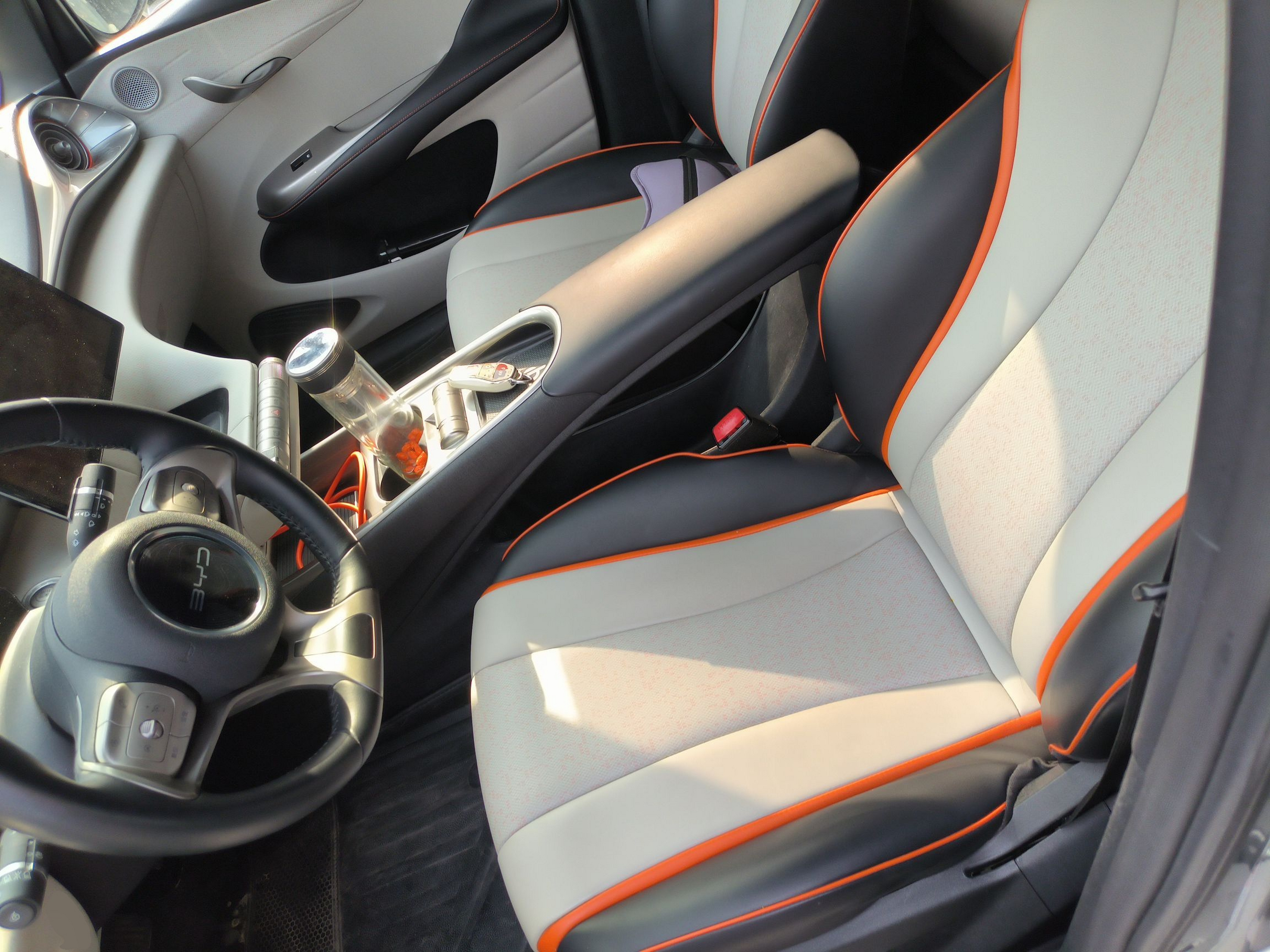 Переднее сиденье в автомобиле