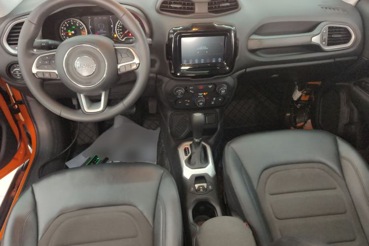 Used  Renegade 2019 220T Automatic Leading Edition
