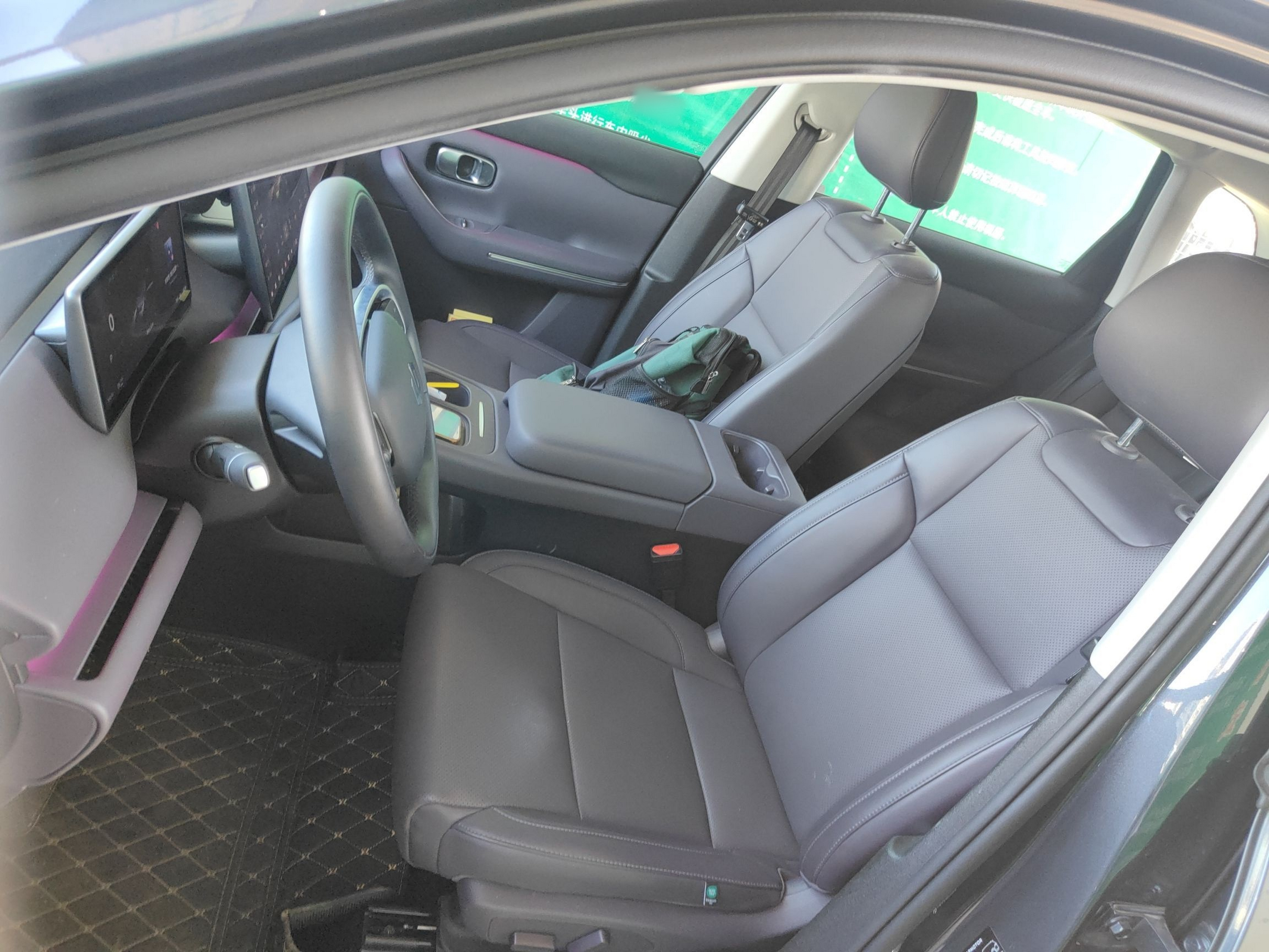 Переднее сиденье в автомобиле