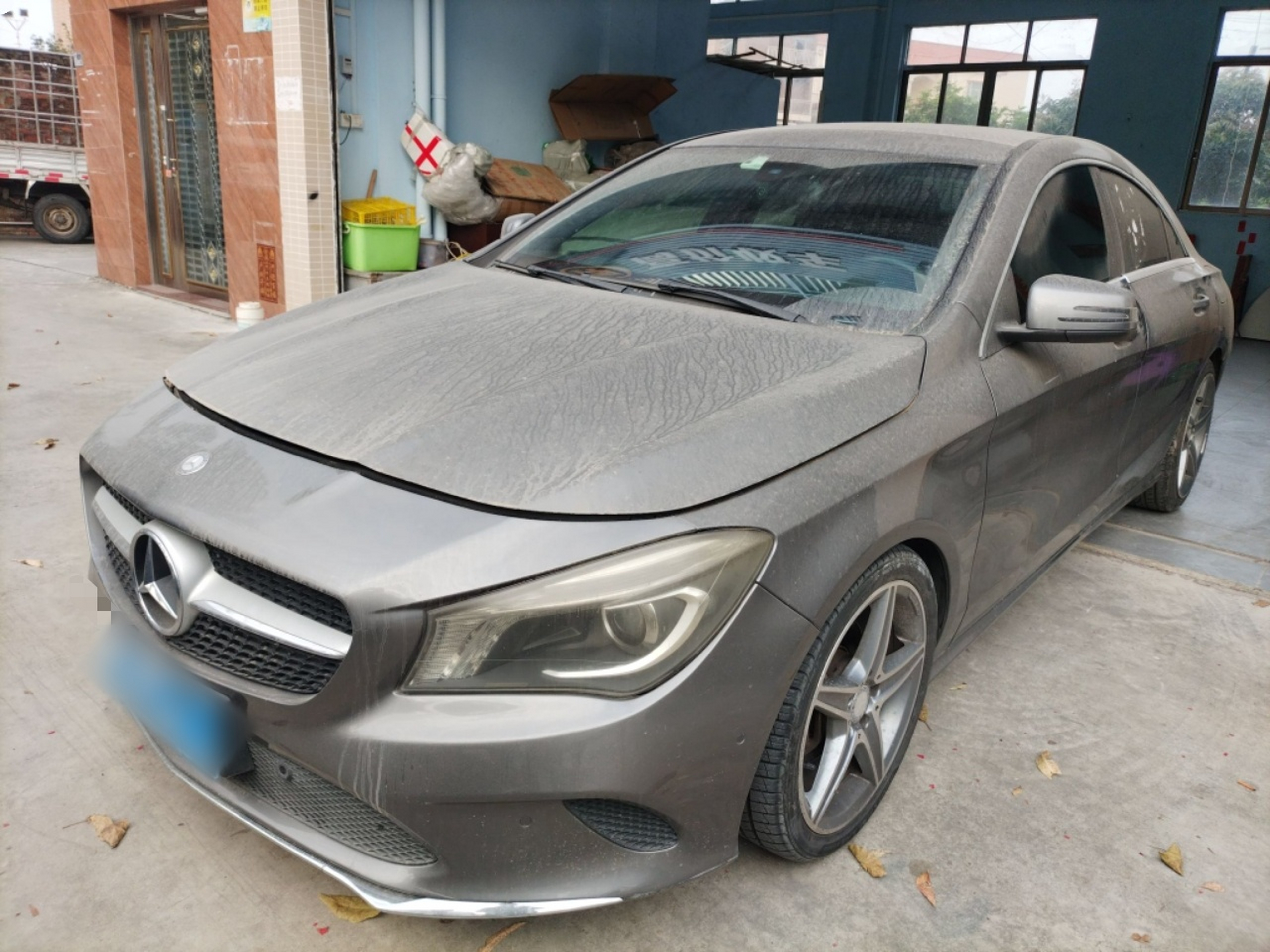 تحت مقدمة السيارة