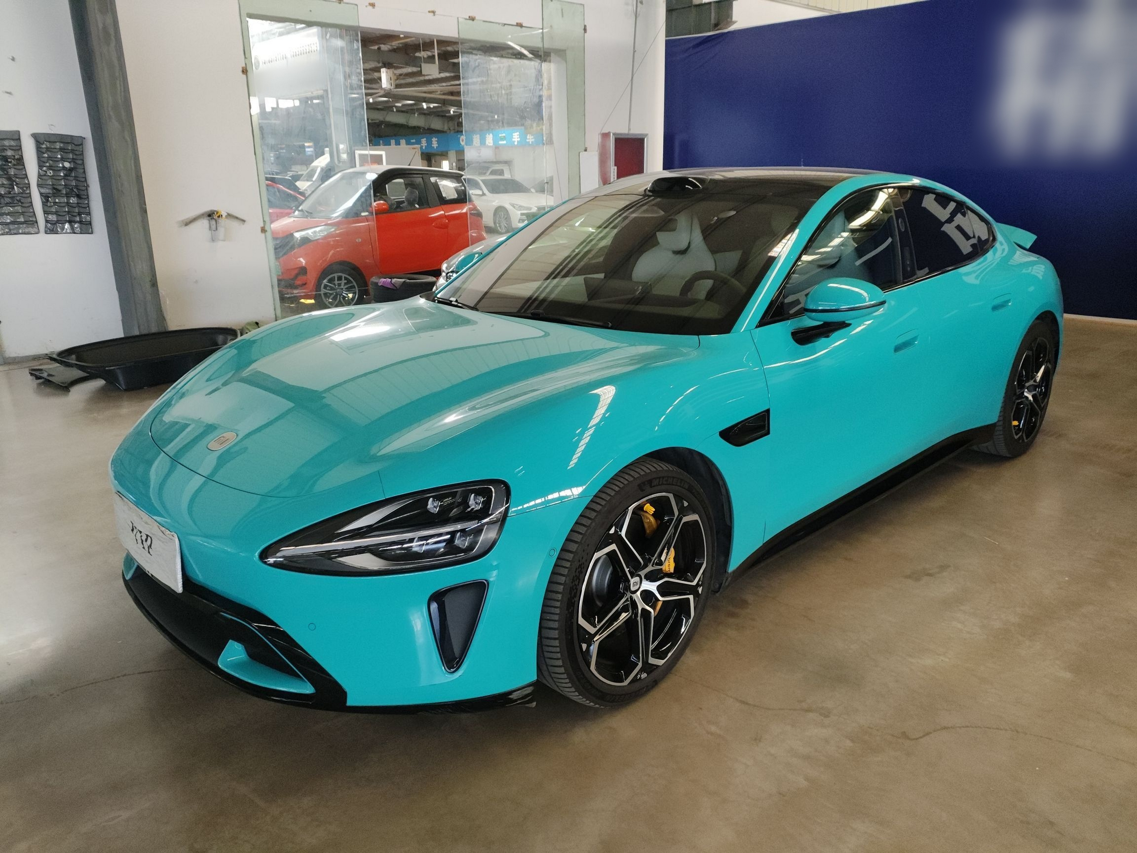 Под передней частью автомобиля